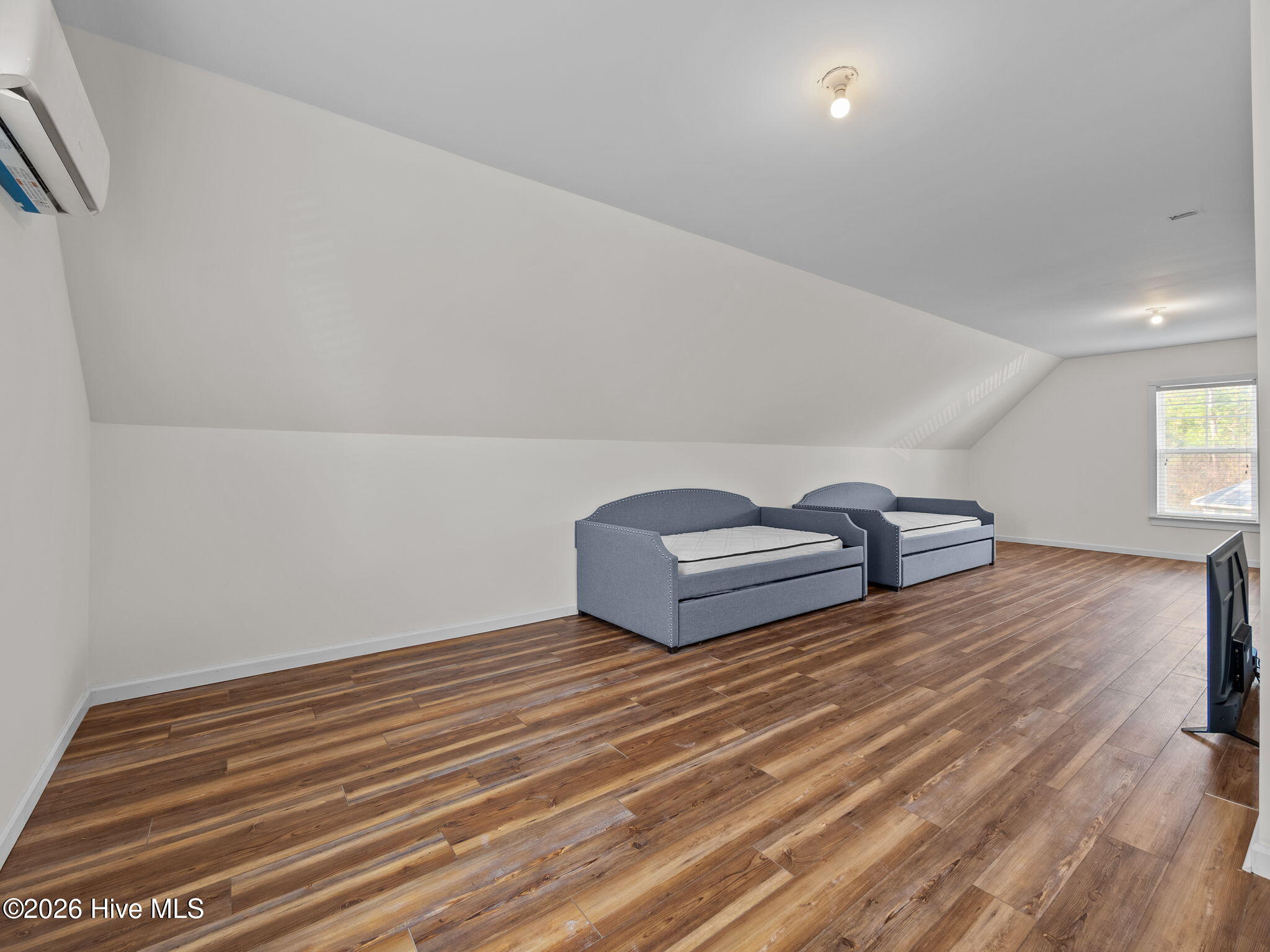 100548967 | Photo 22