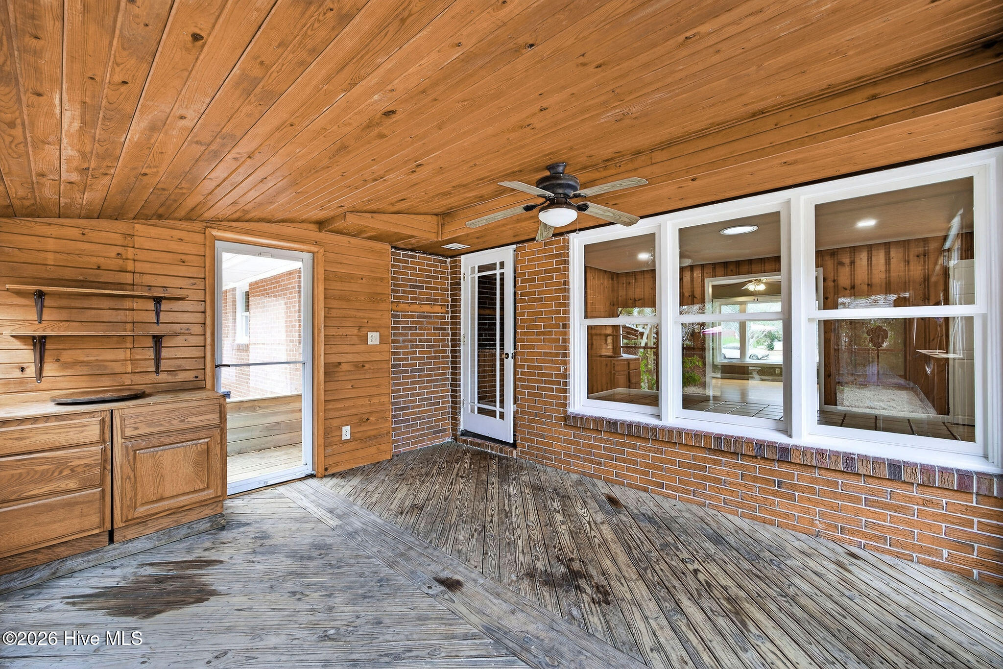 100557140 | Photo 40