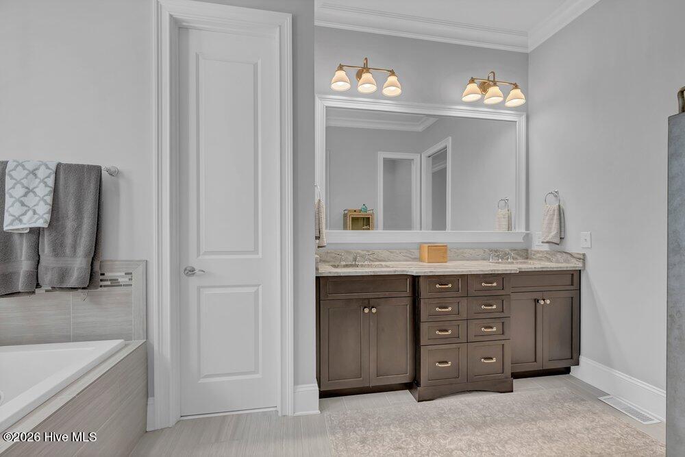 100563966 | Photo 33