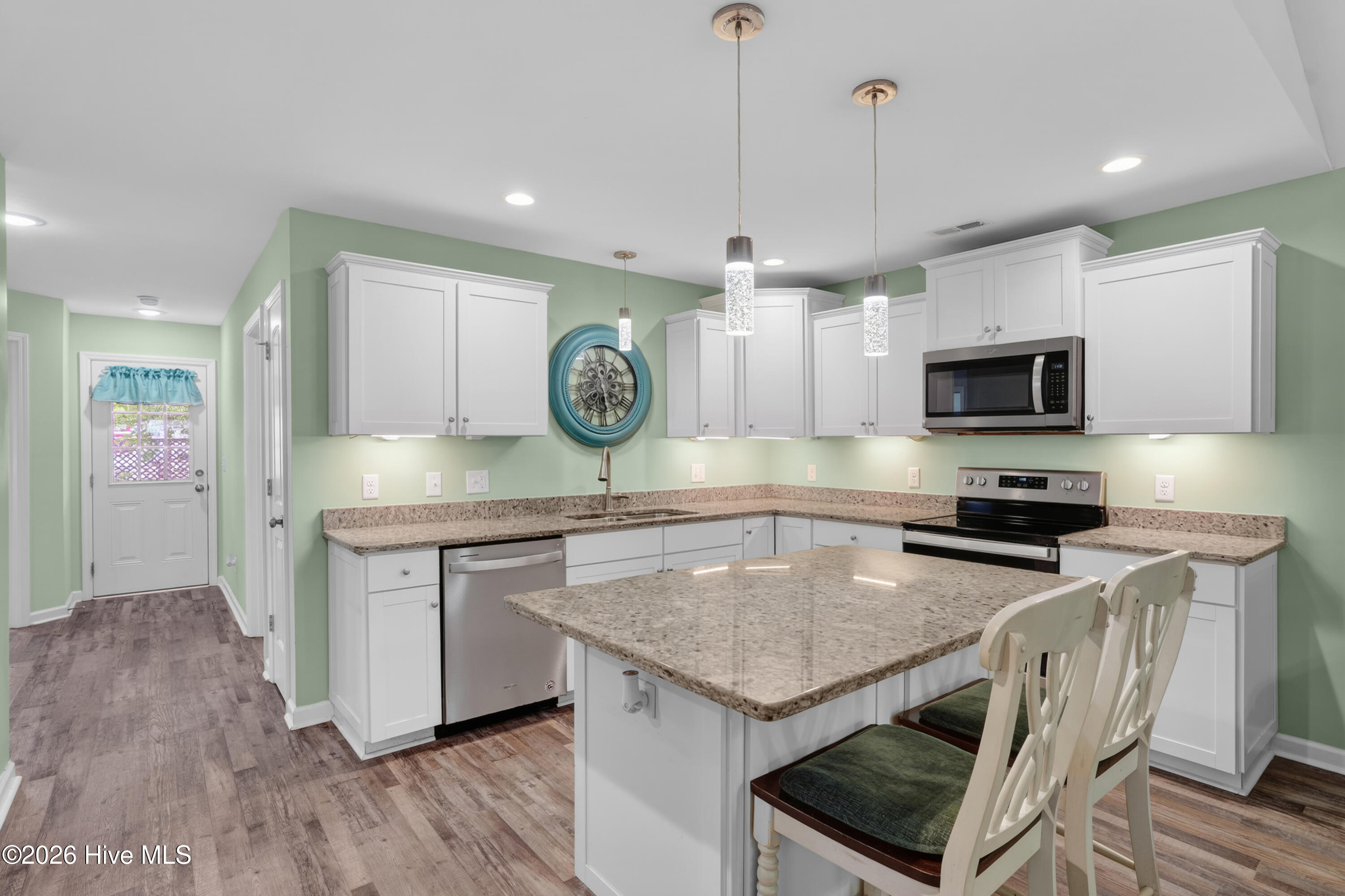 100570645 | Photo 13