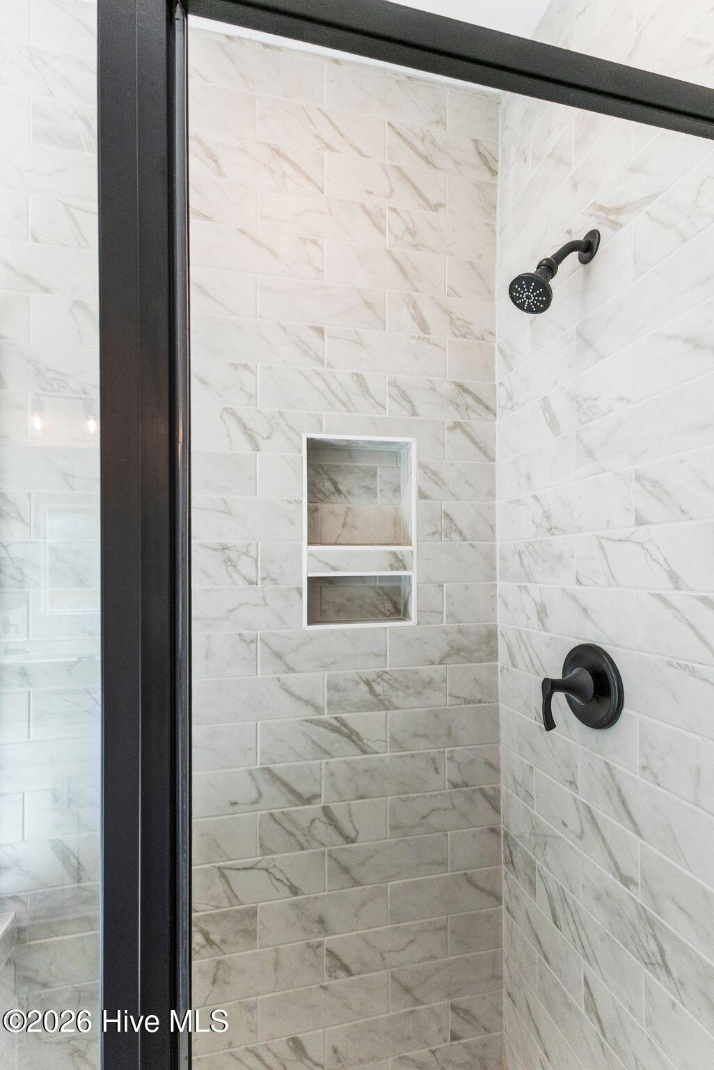 100568135 | Photo 41