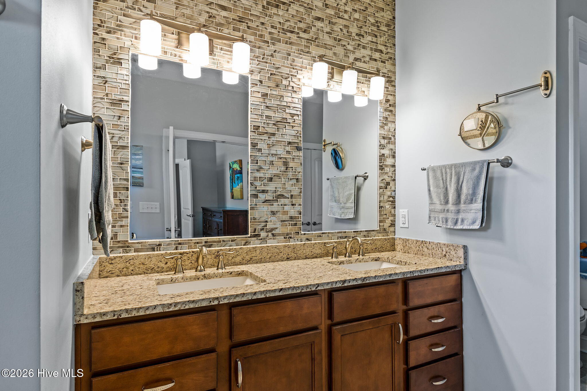 100560213 | Photo 32