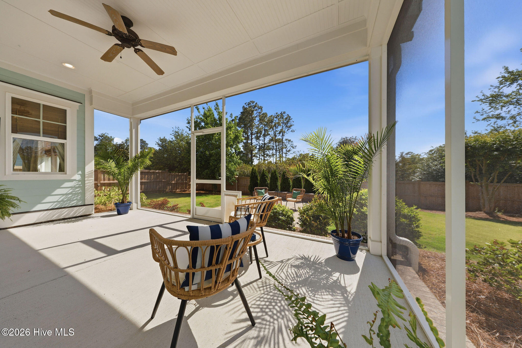 100569190 | Photo 35