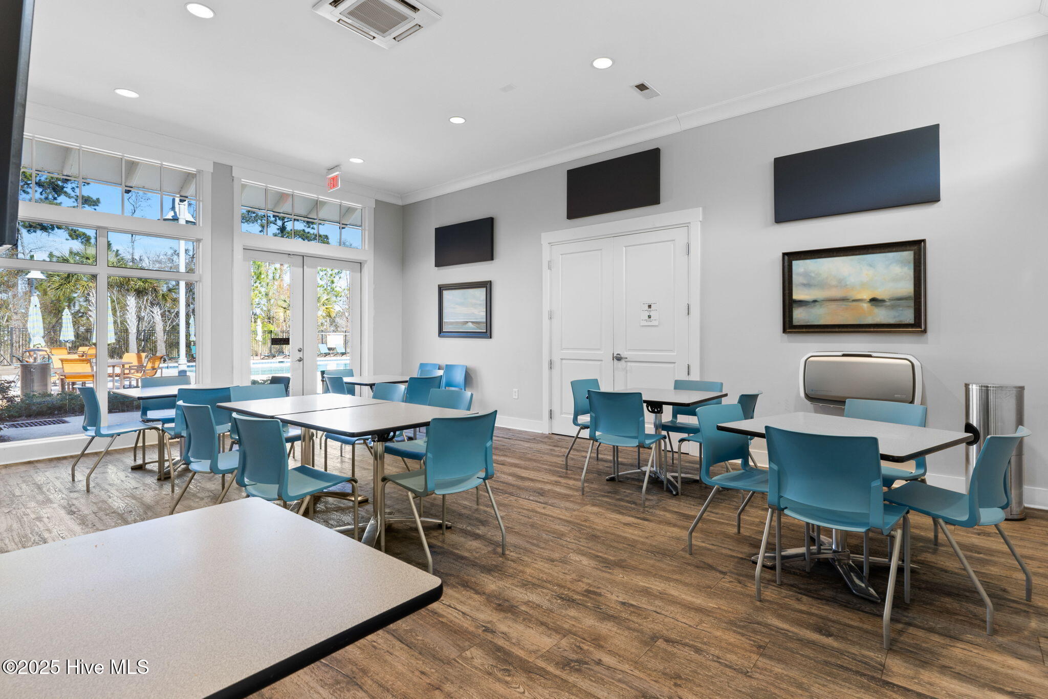 100558980 | Photo 58