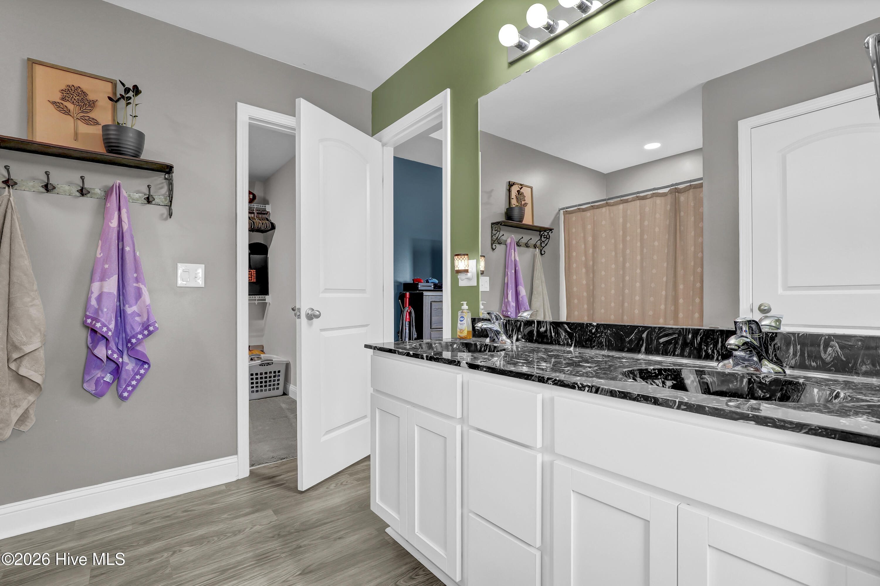 100547660 | Photo 21