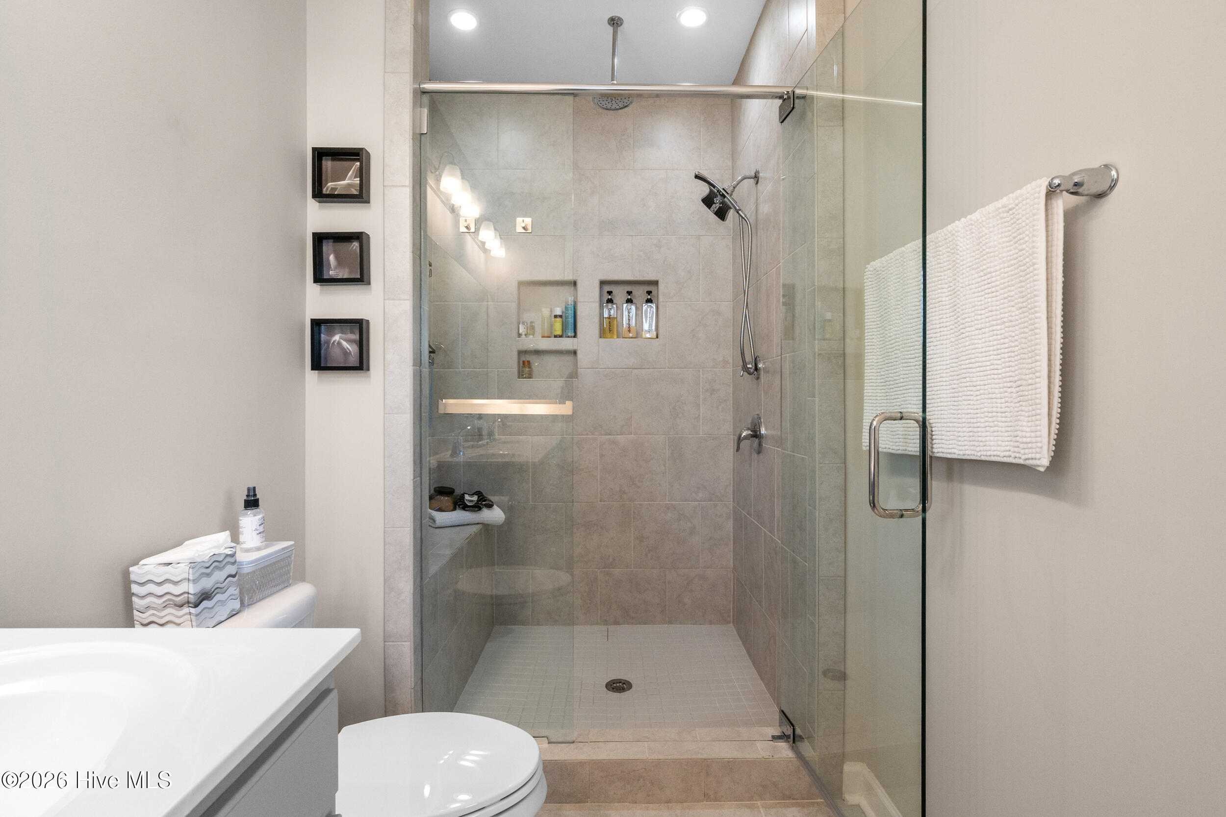 100563305 | Photo 24