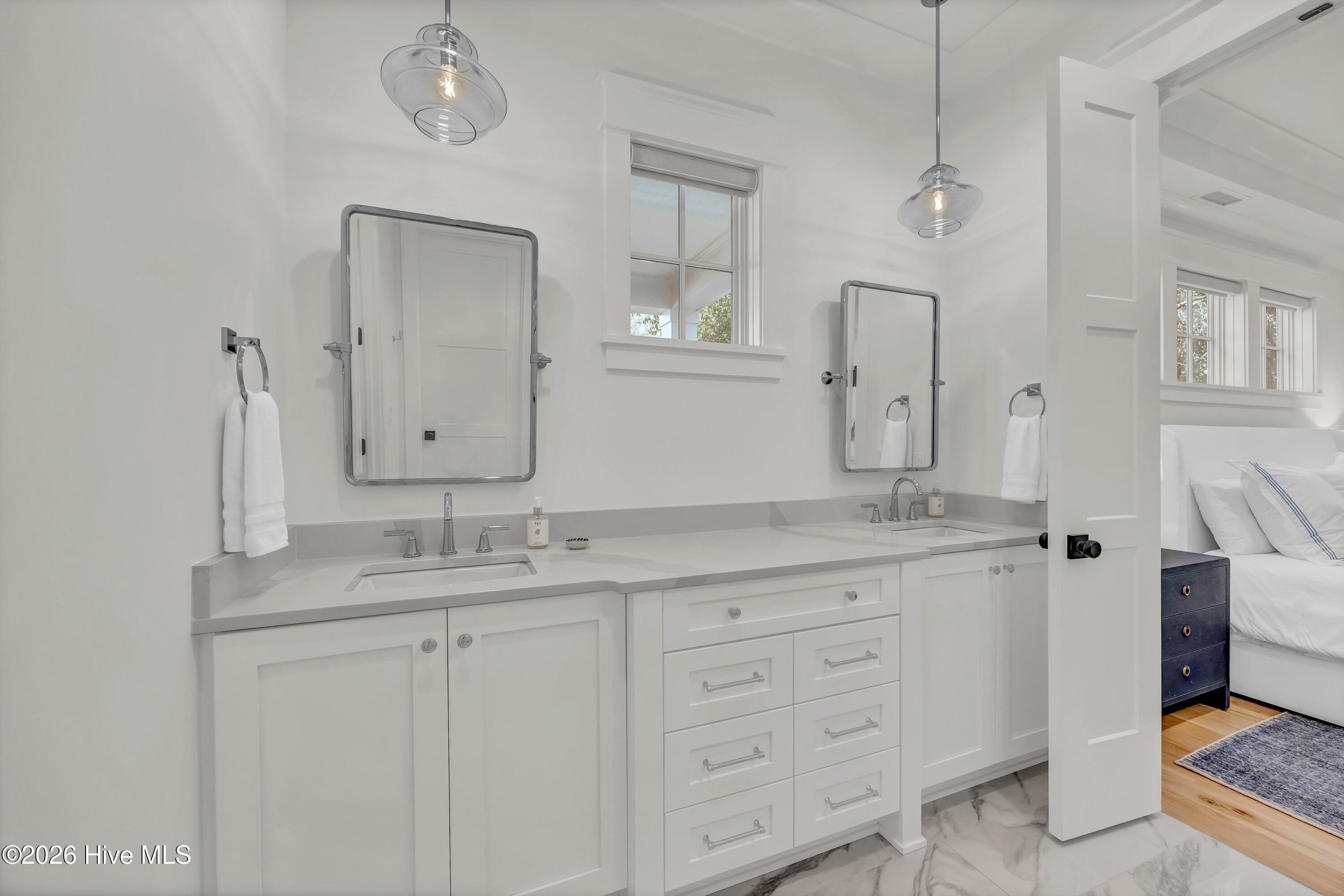 100567930 | Photo 30