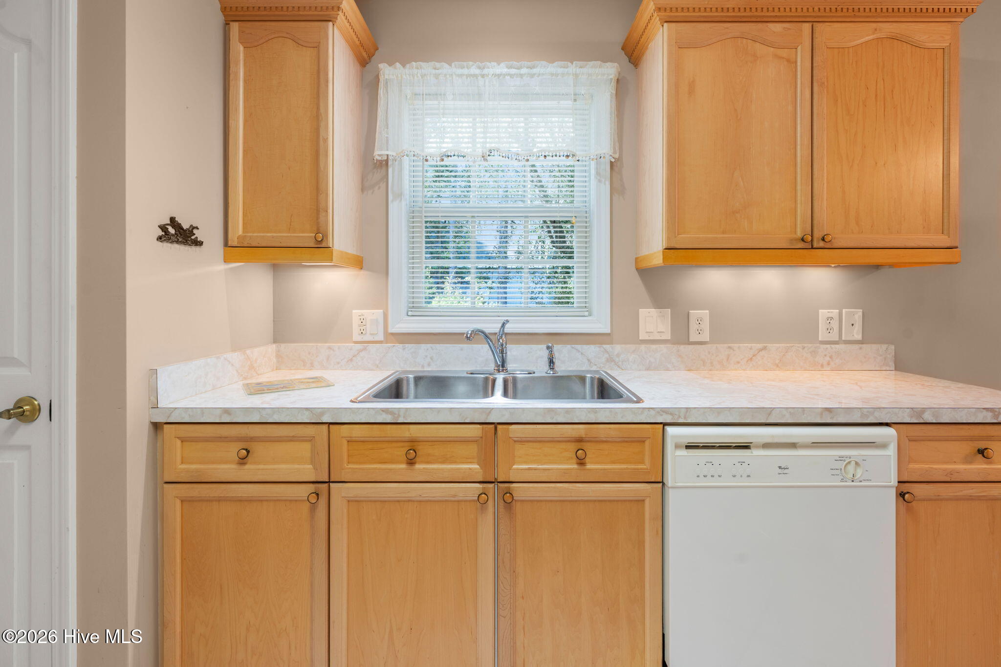 100567184 | Photo 19