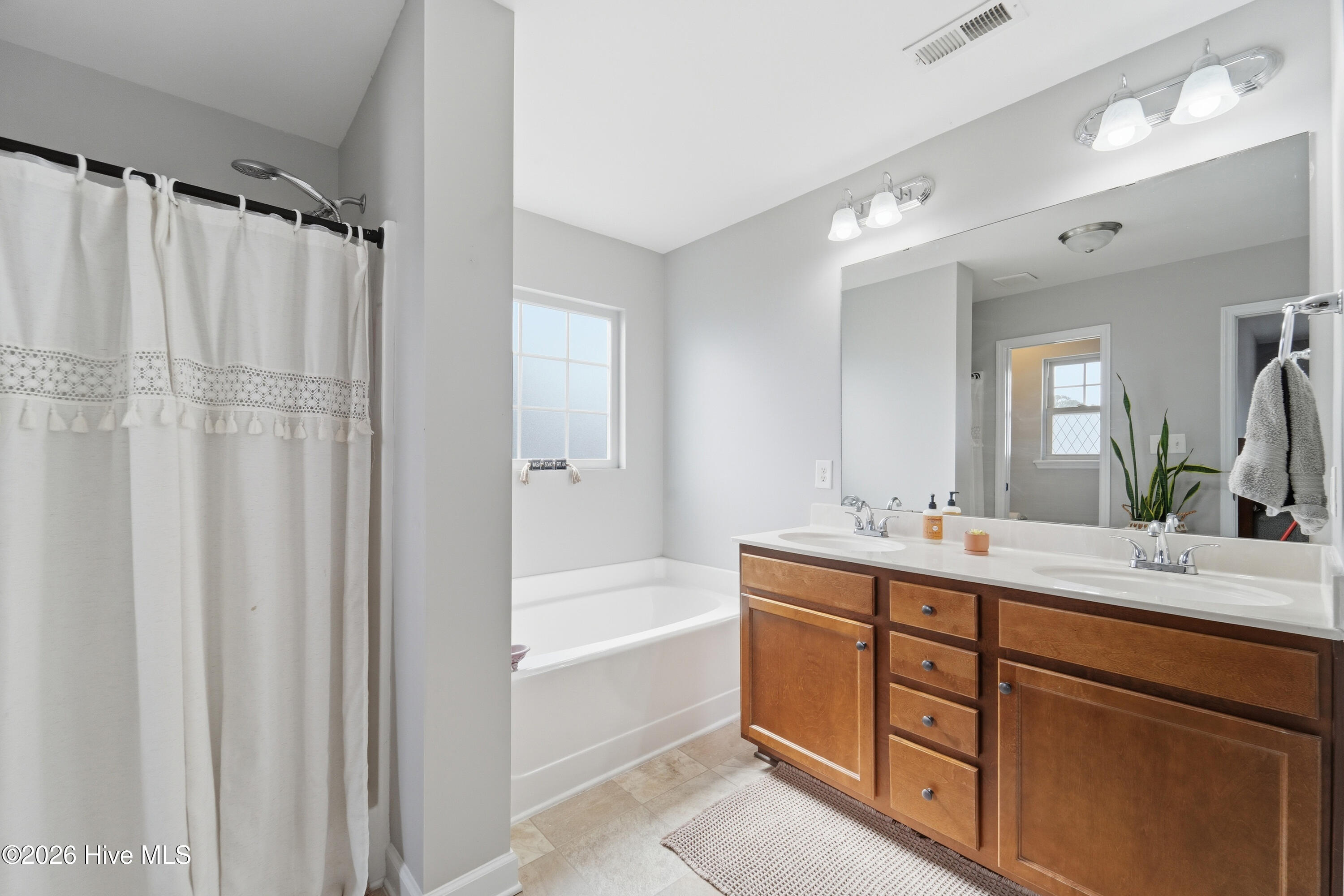 100560399 | Photo 15