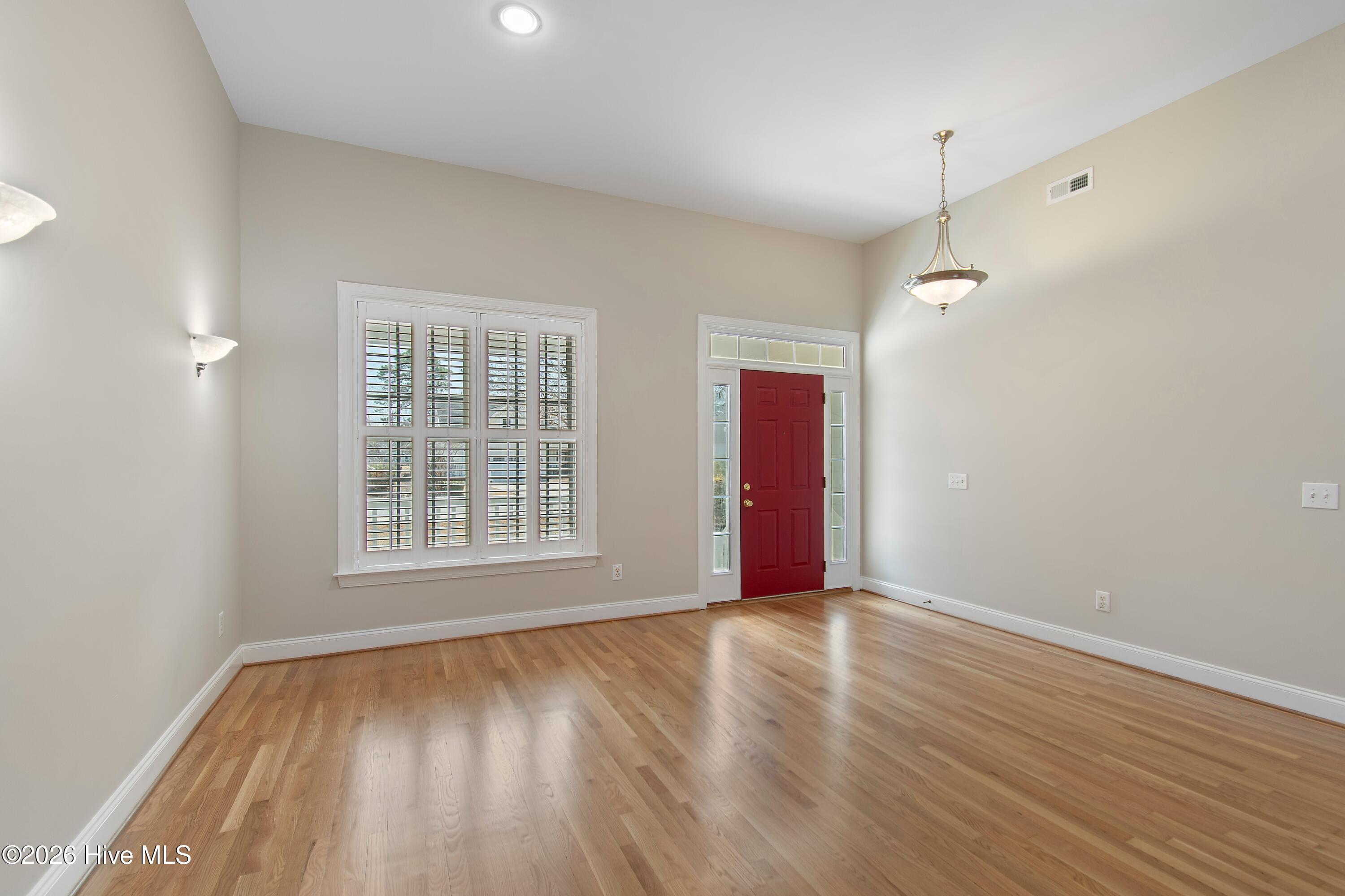 100561383 | Photo 10