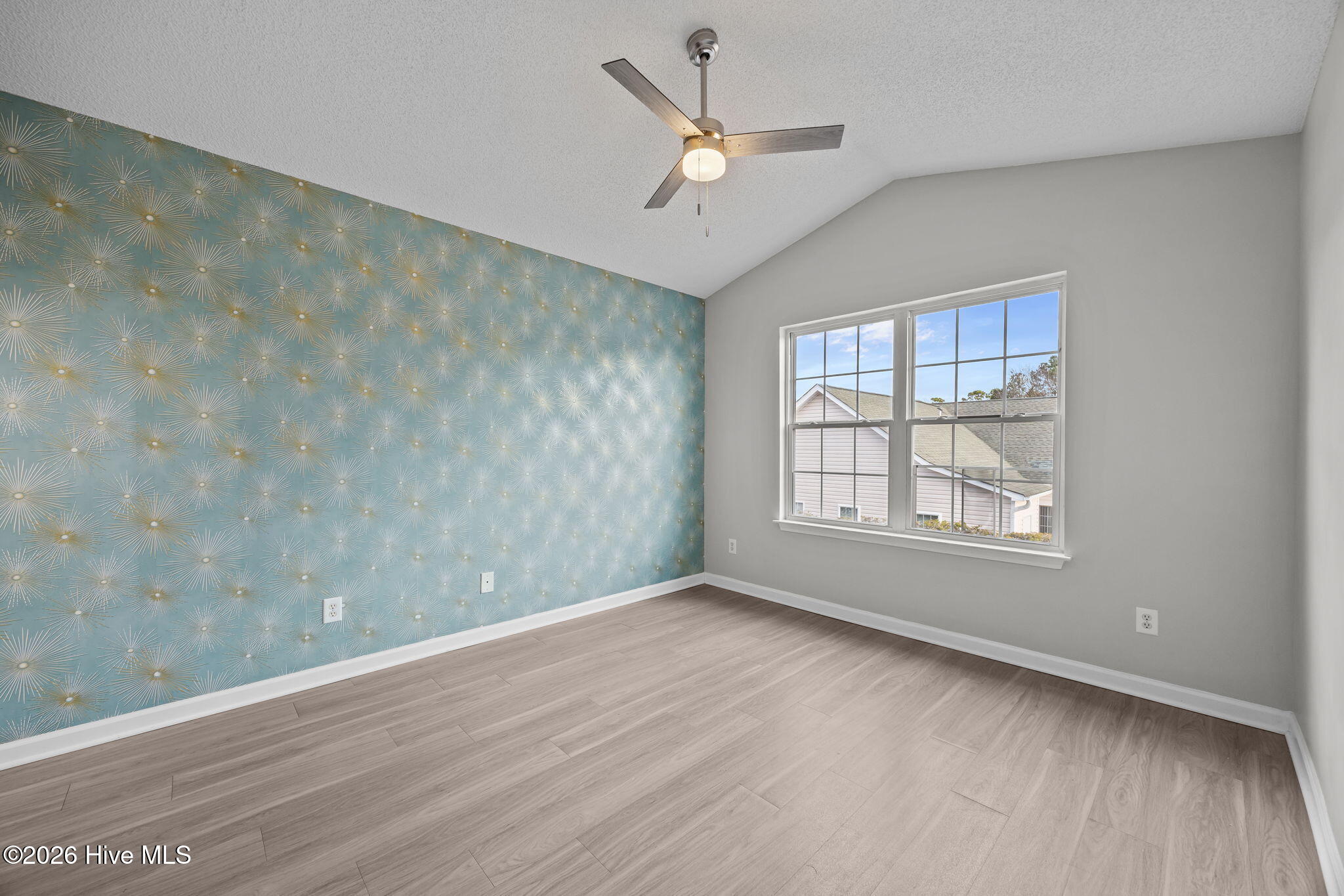 100550940 | Photo 23