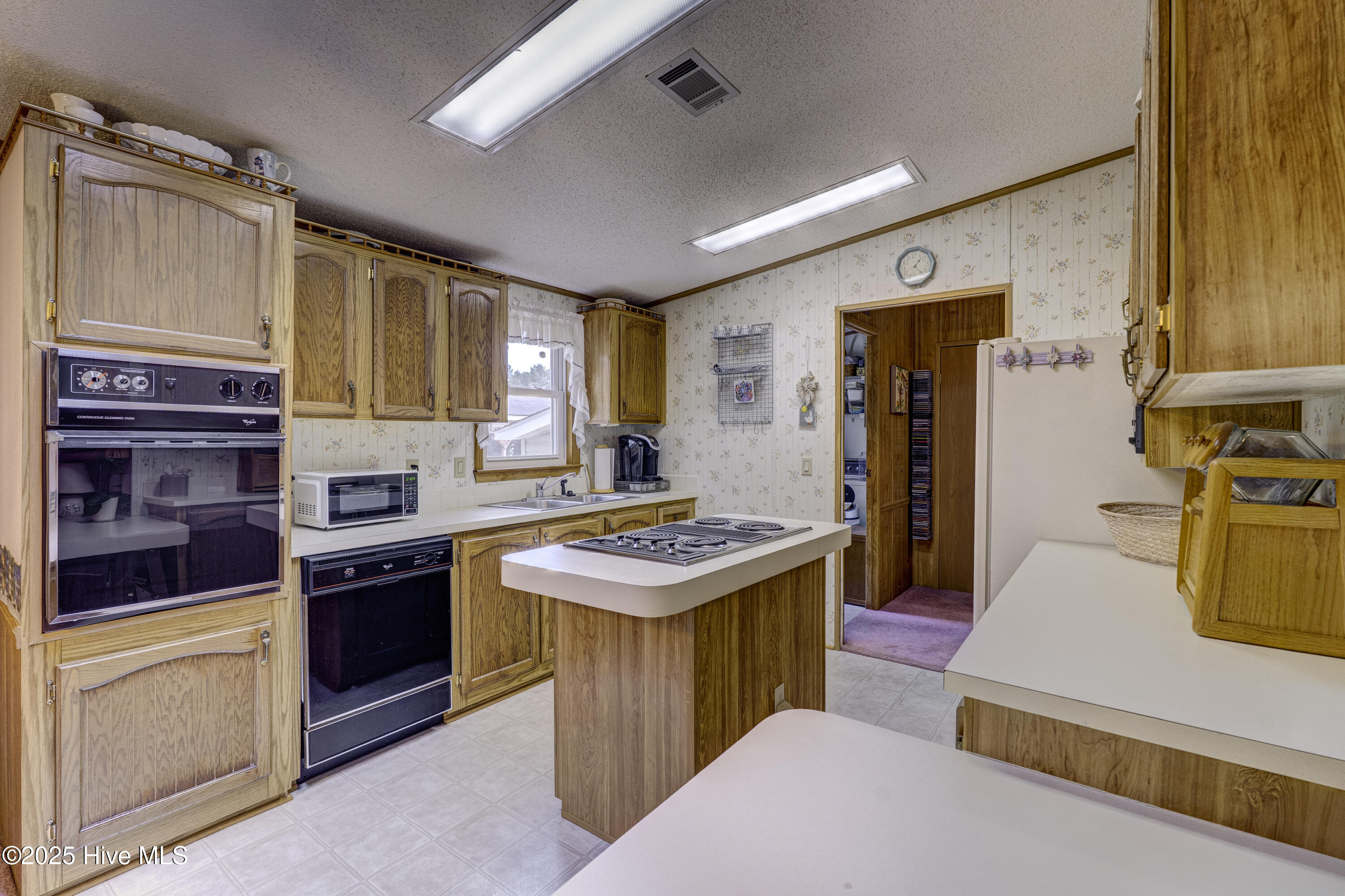 100532142 | Photo 12