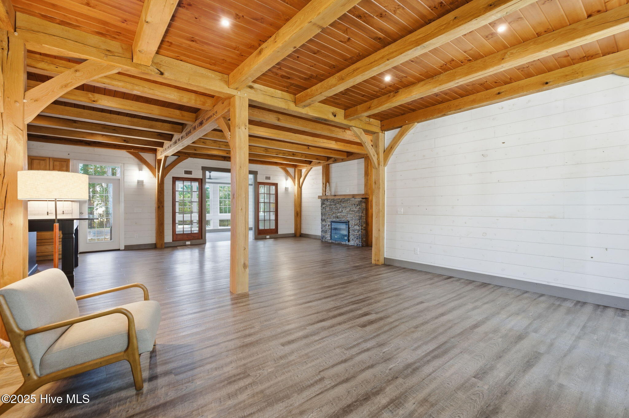 100535585 | Photo 91