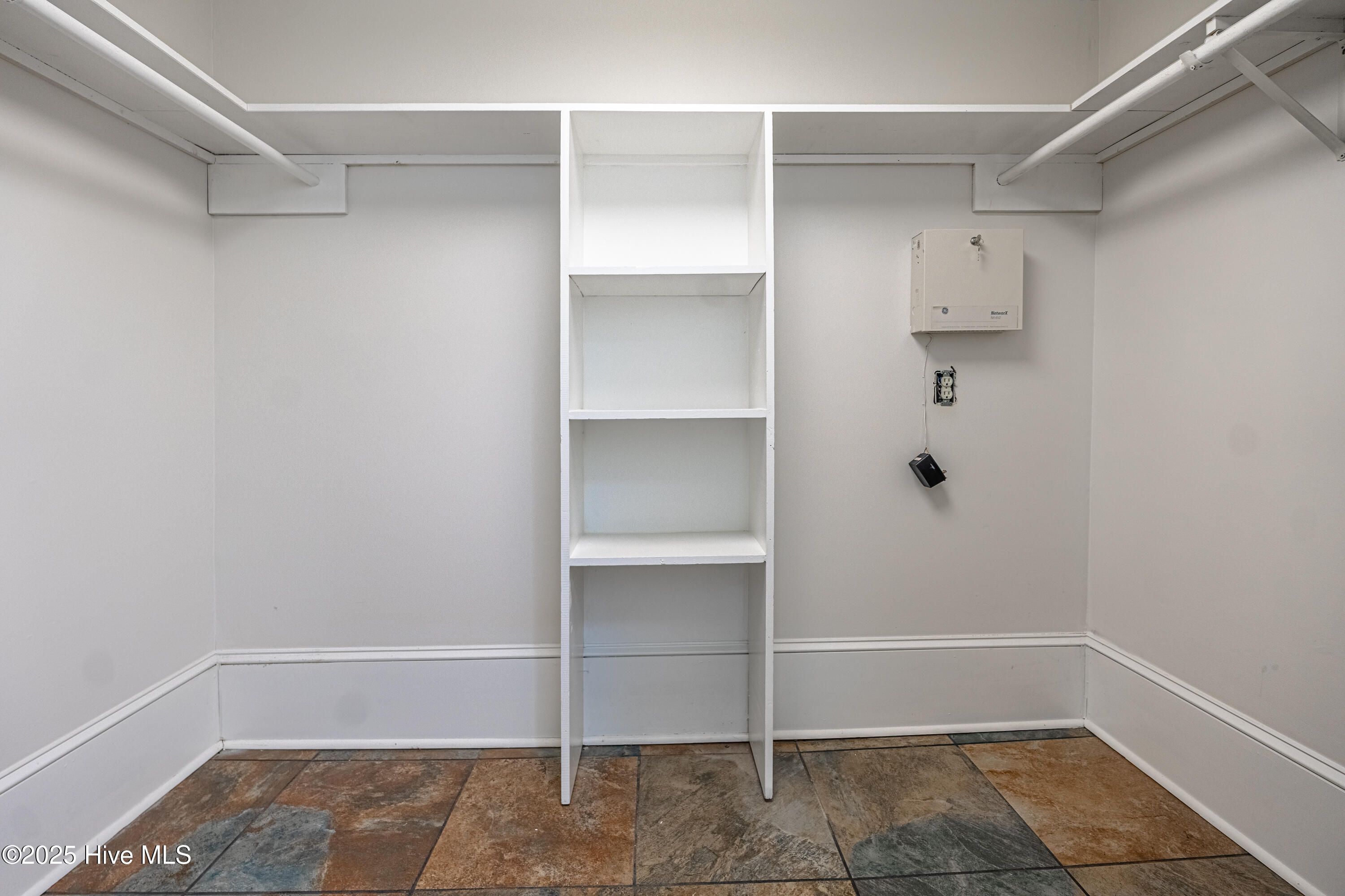 100543227 | Photo 41