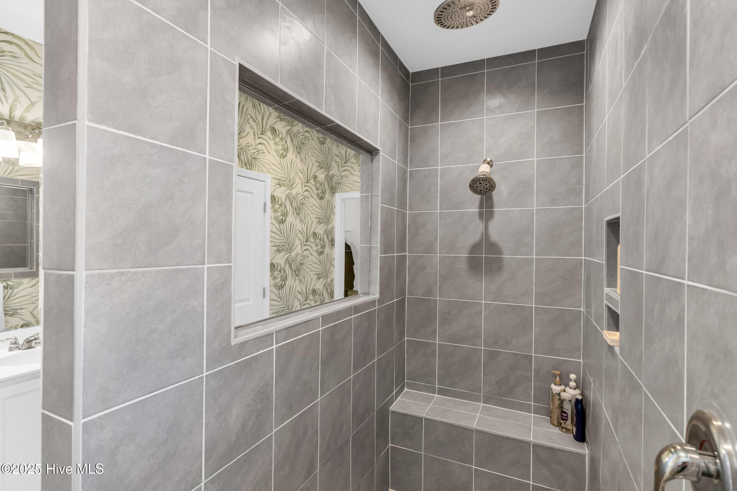 100510048 | Photo 18