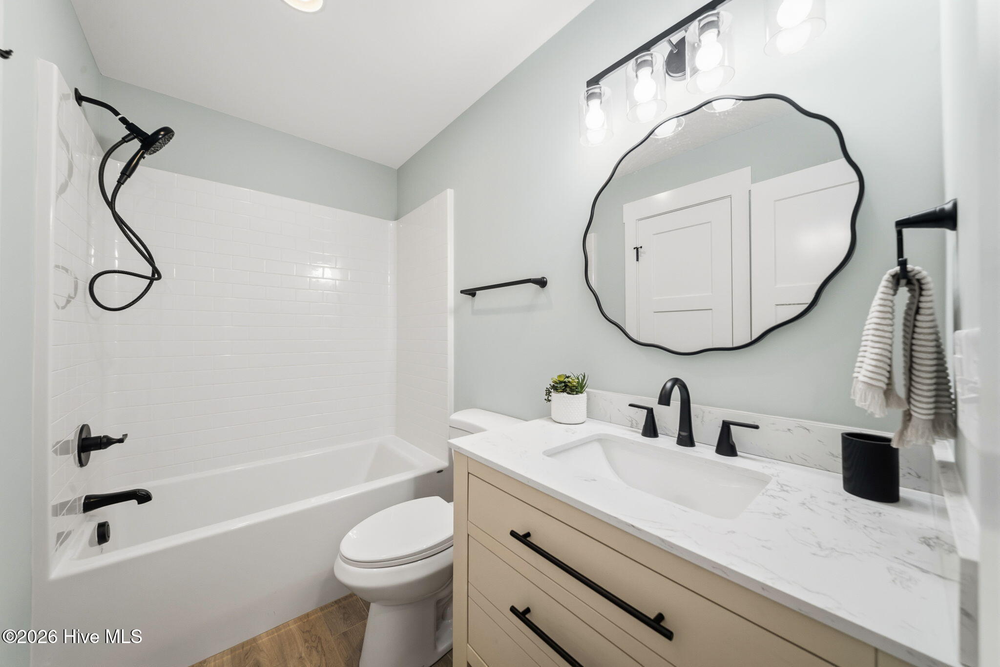 100569769 | Photo 51