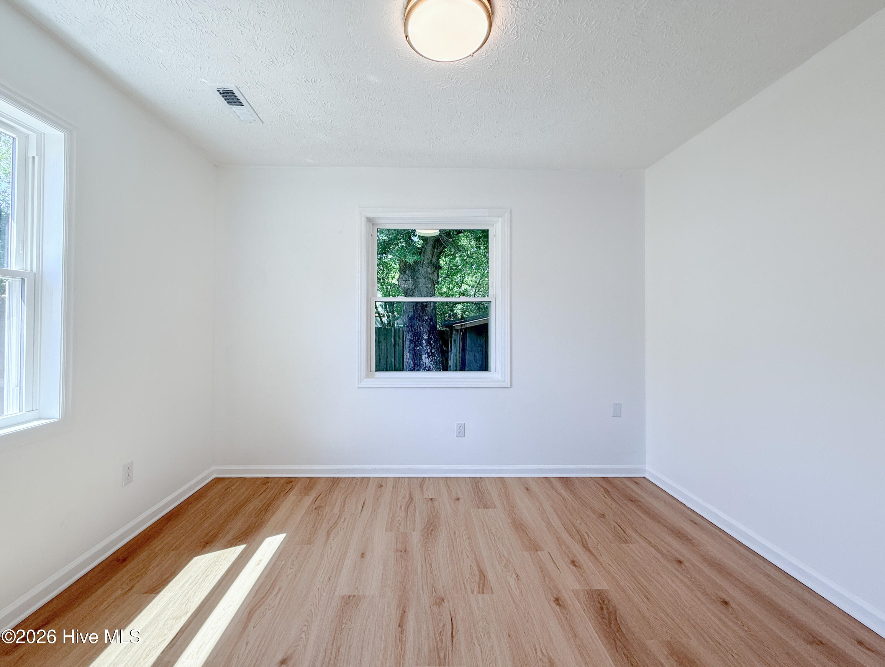 100568255 | Photo 49