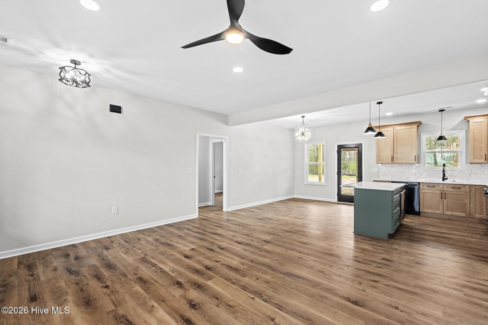 100515007 | Photo 12