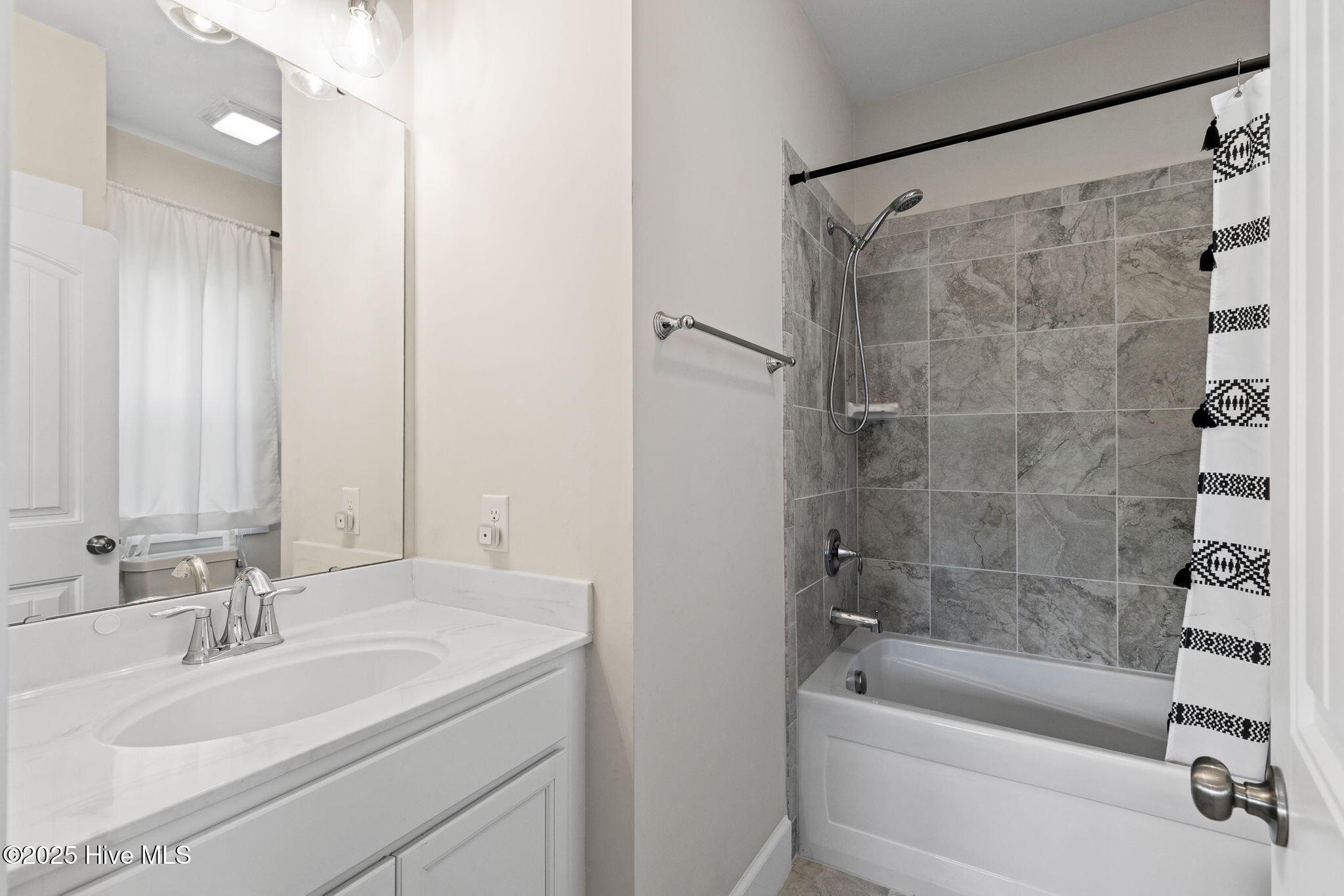 100547304 | Photo 24