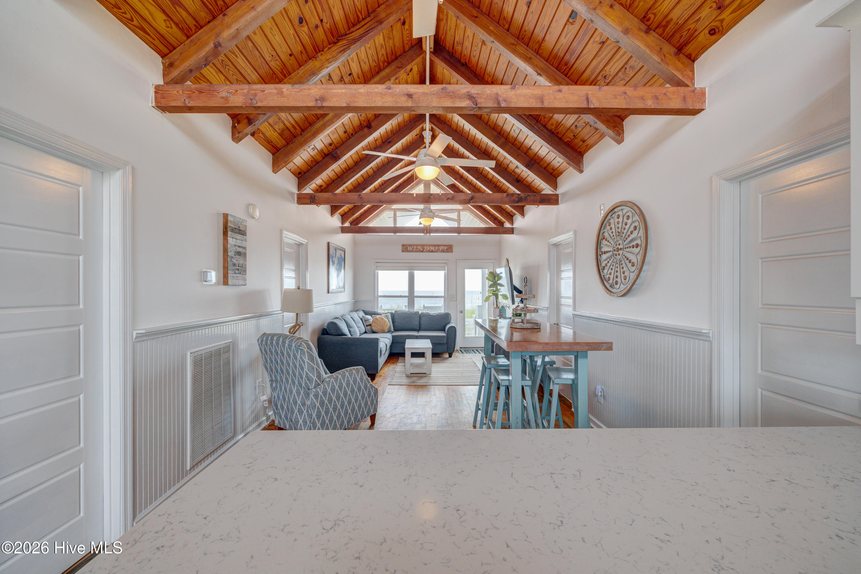 100553749 | Photo 11