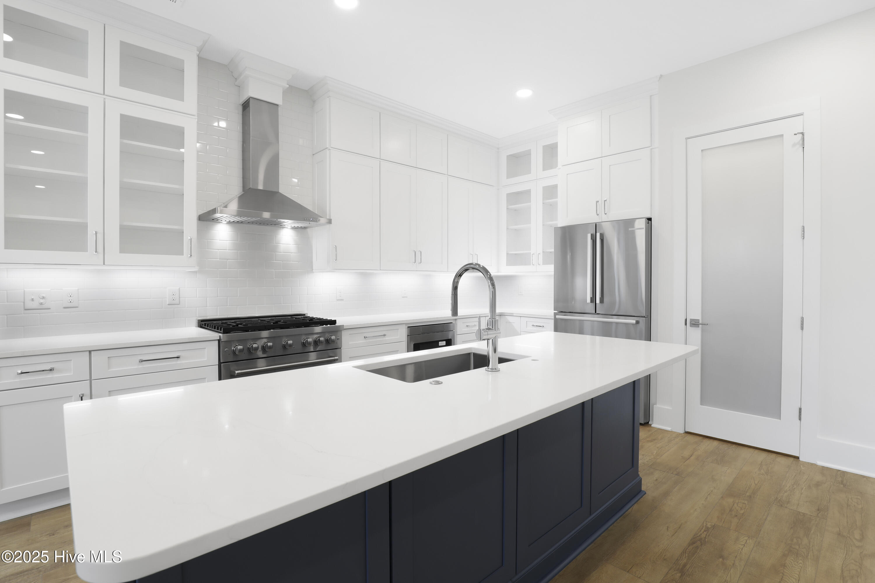 100556195 | Photo 28