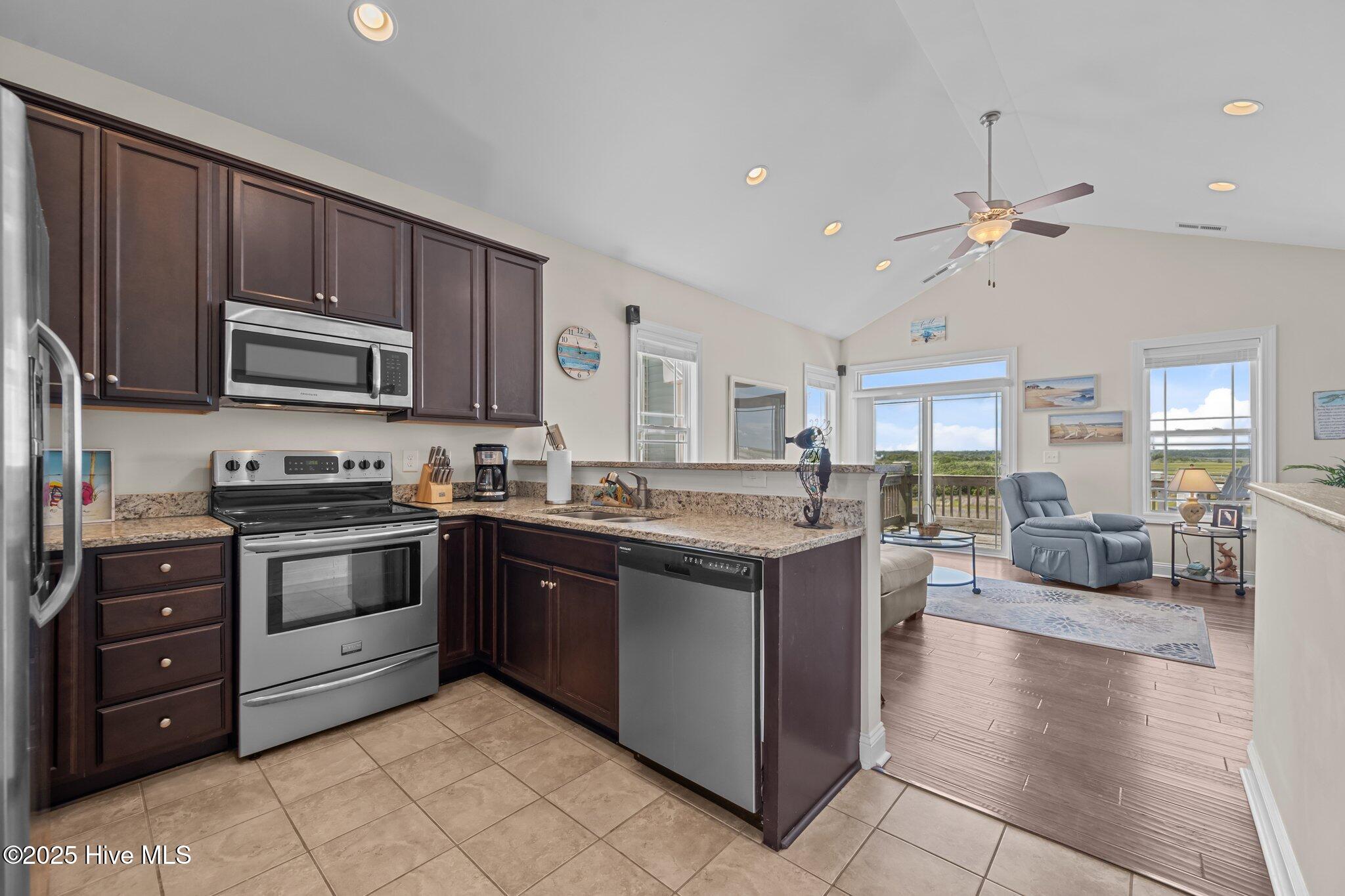 100515598 | Photo 13