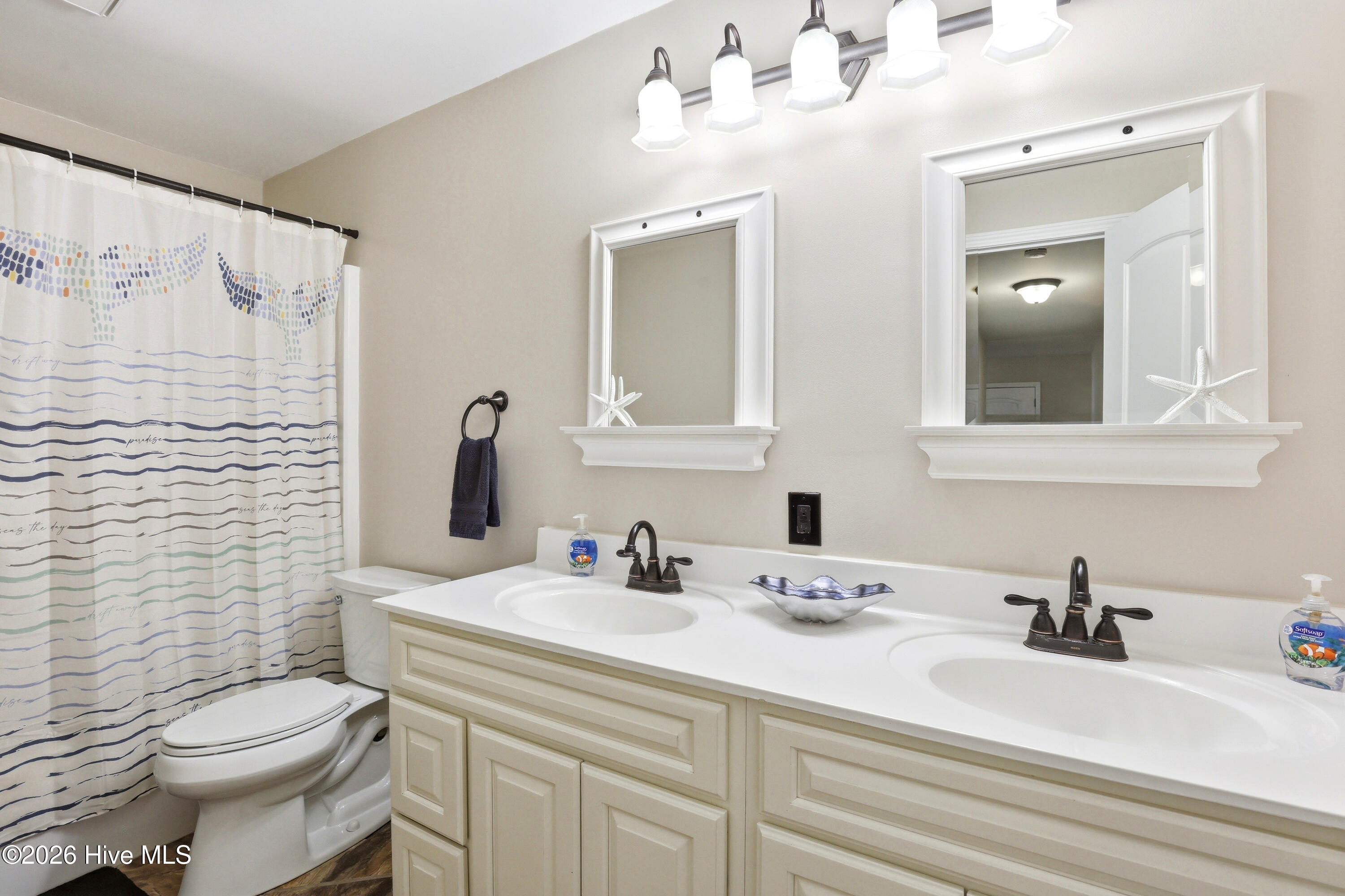 100569925 | Photo 38