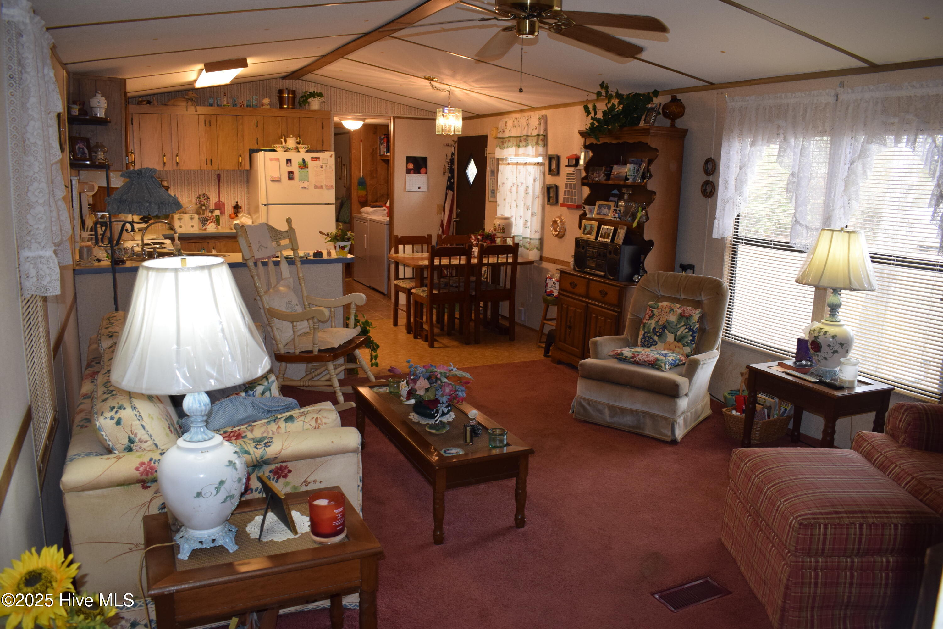 100560485 | Photo 11