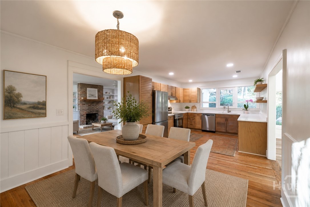 Virtually staged dining and kitchen
