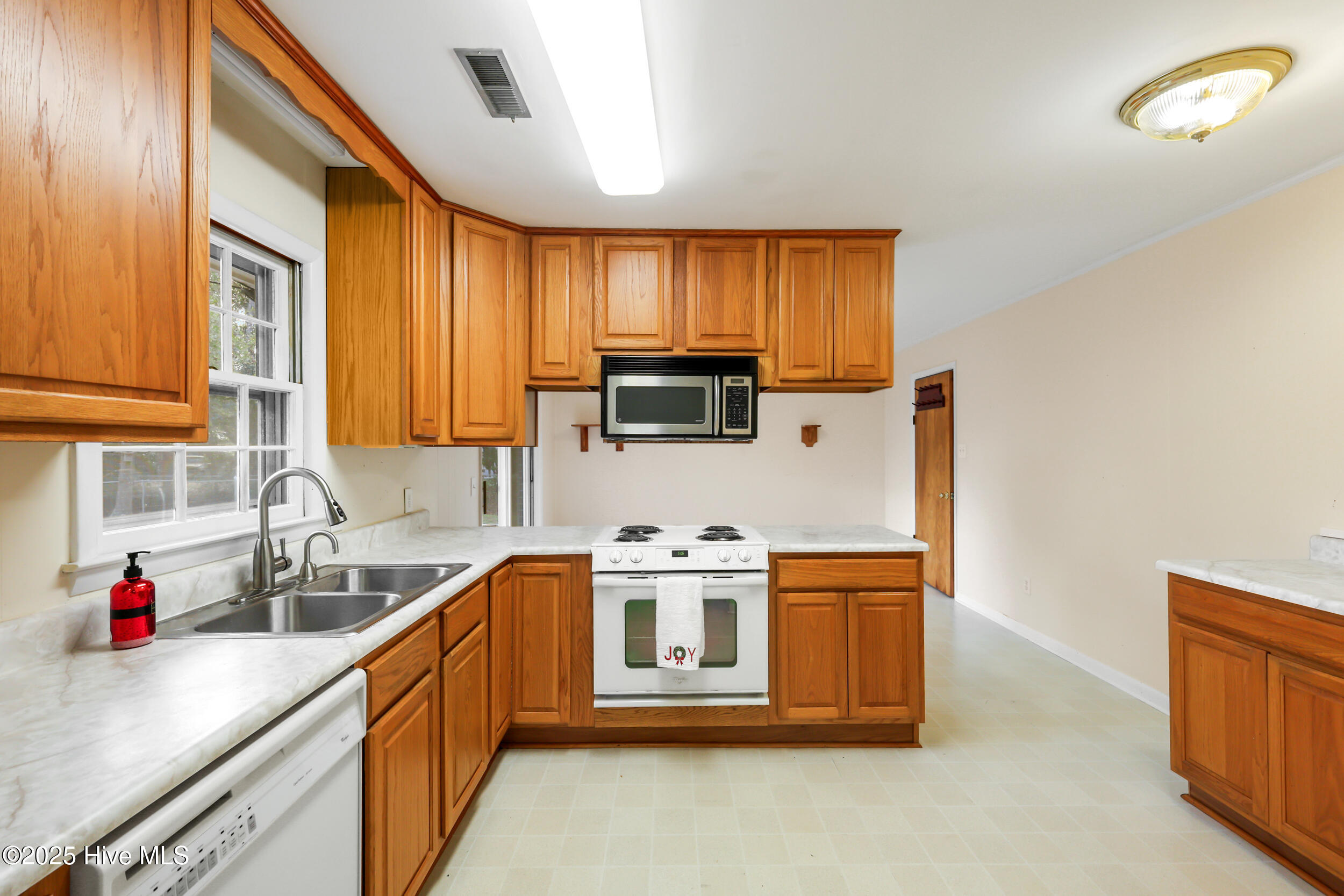 100533068 | Photo 26