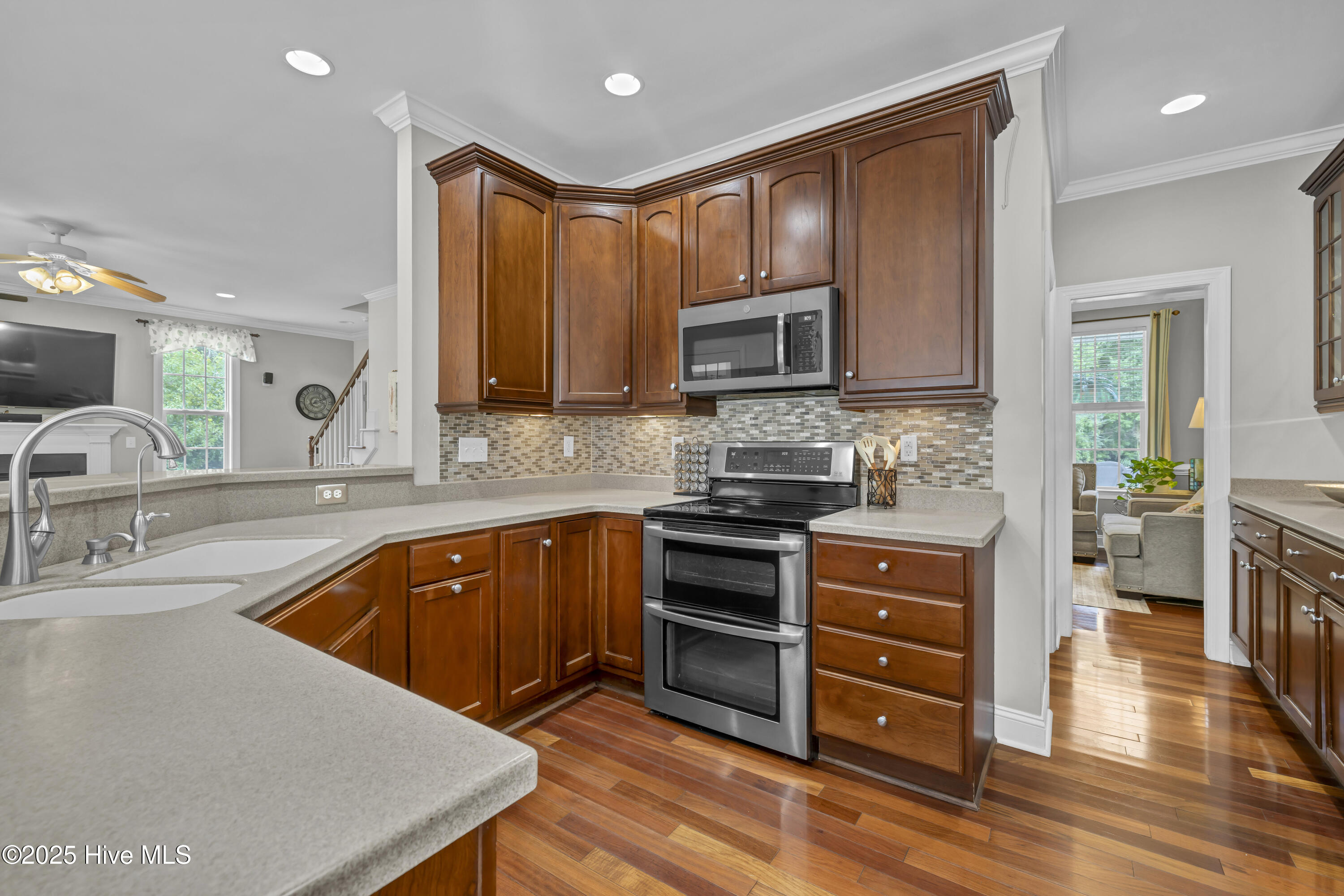 100533968 | Photo 15