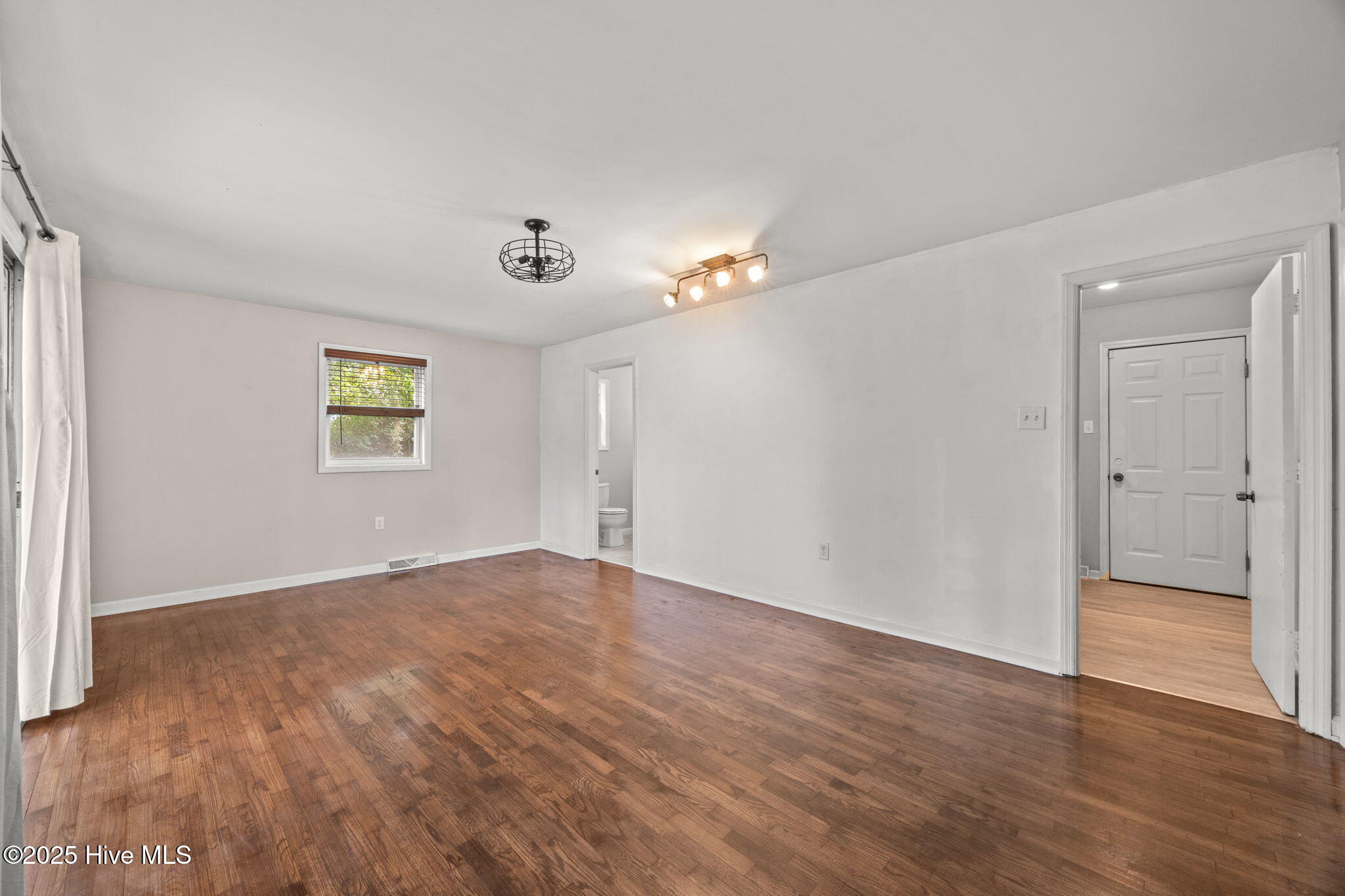 100530315 | Photo 13