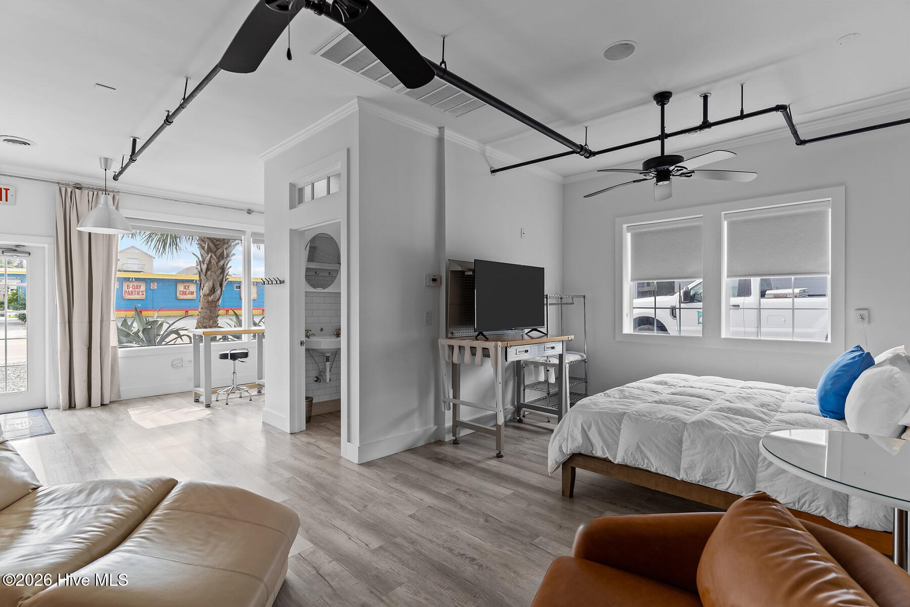100589011 | Photo 59