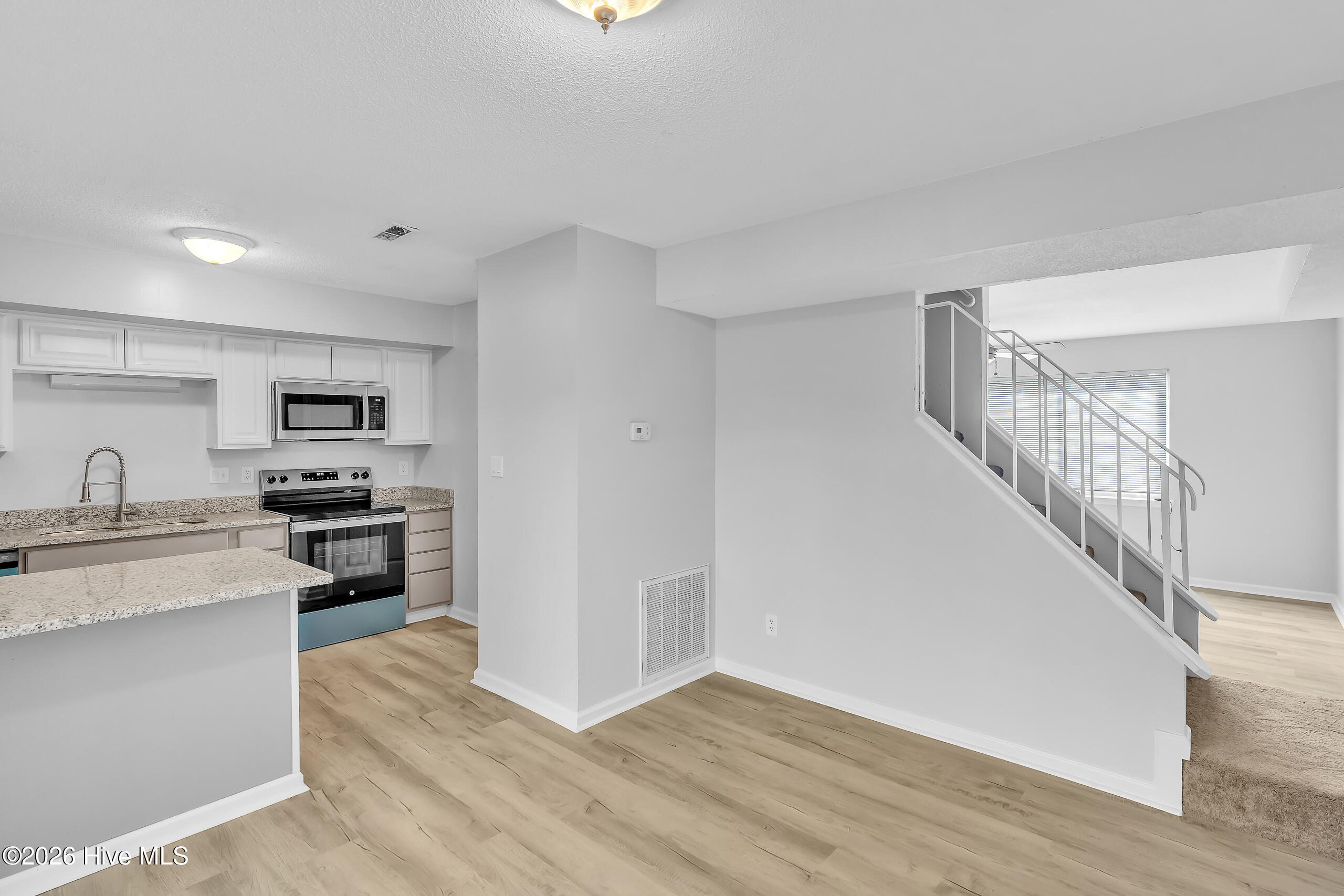 100549953 | Photo 11