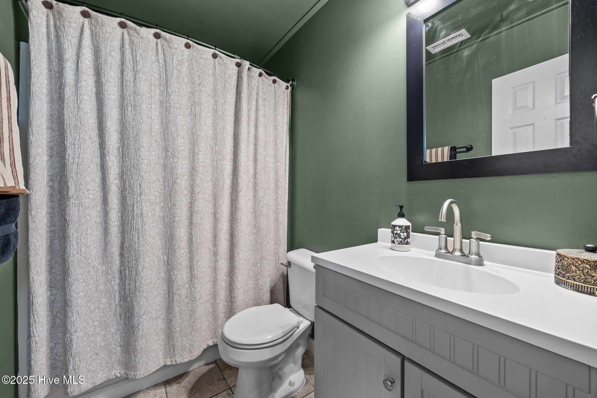 100545928 | Photo 14