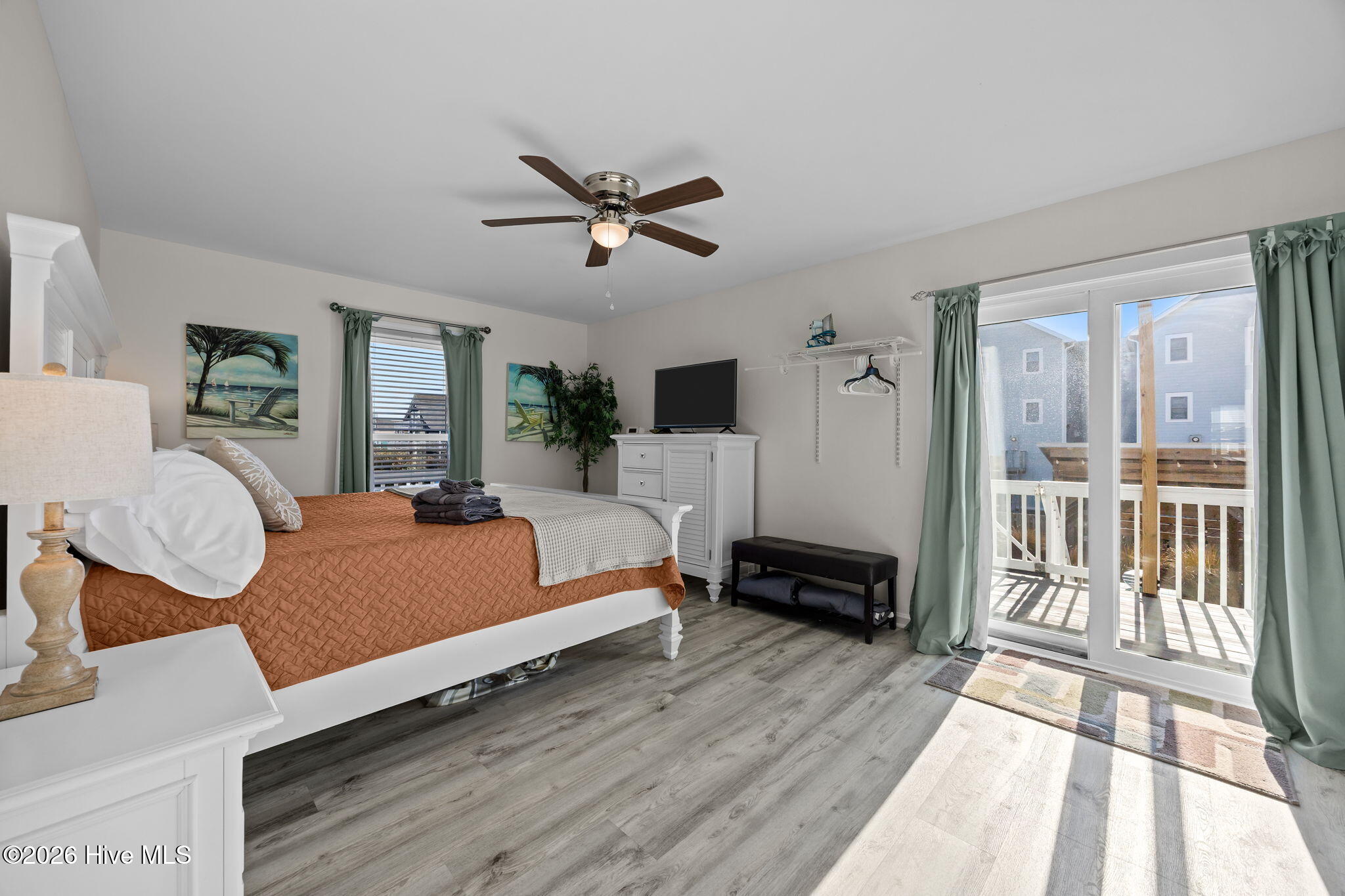 100552001 | Photo 35