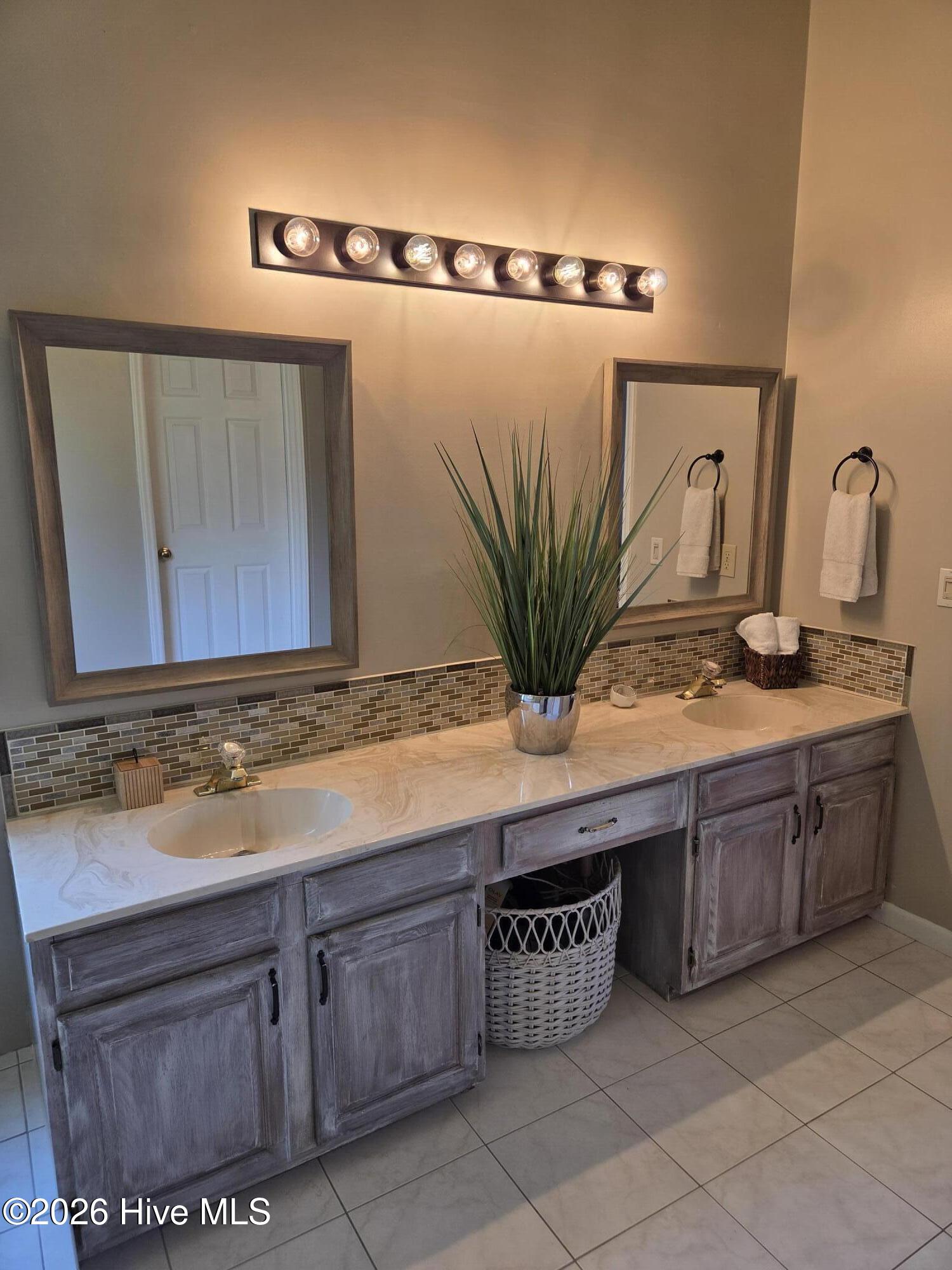 100560651 | Photo 13