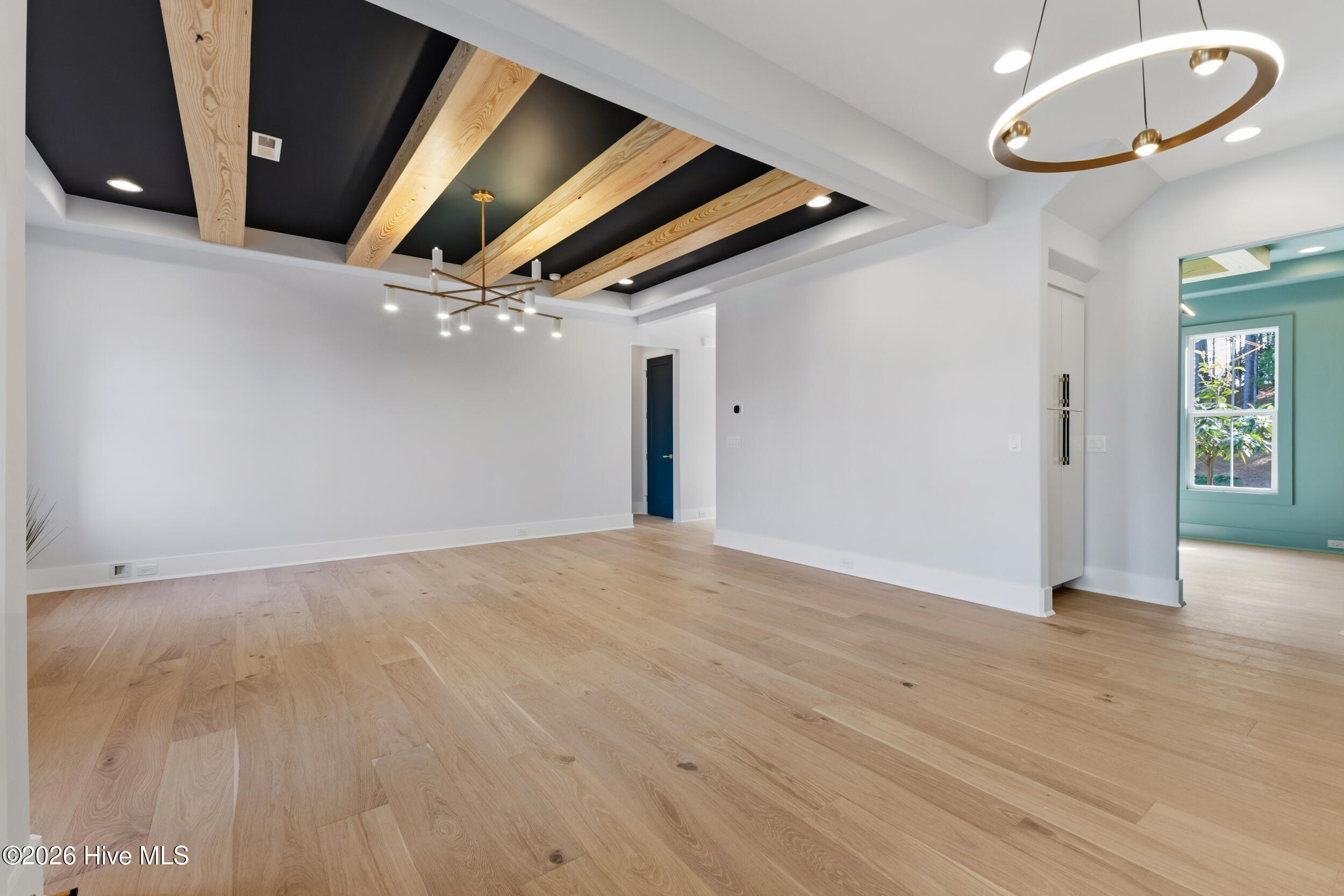 100556188 | Photo 11