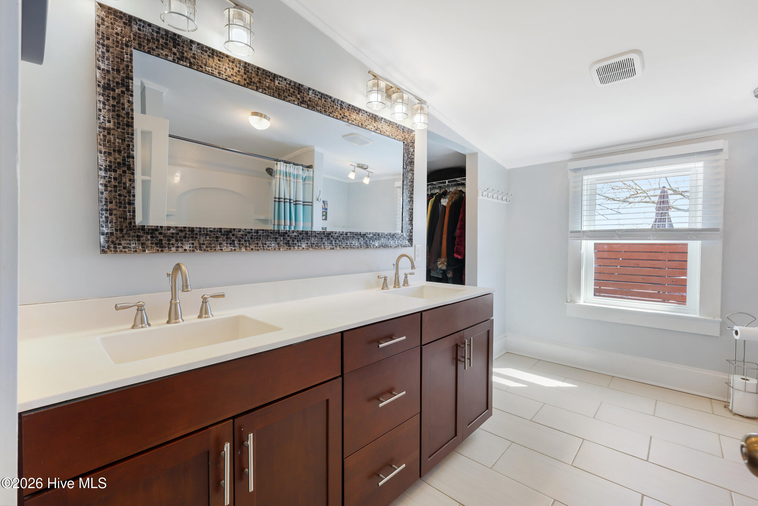 100562723 | Photo 35