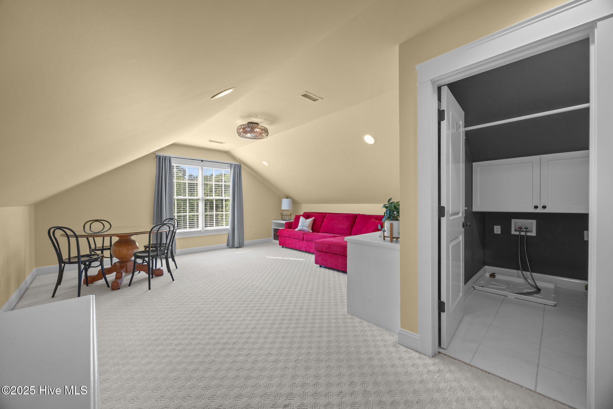 100518834 | Photo 46