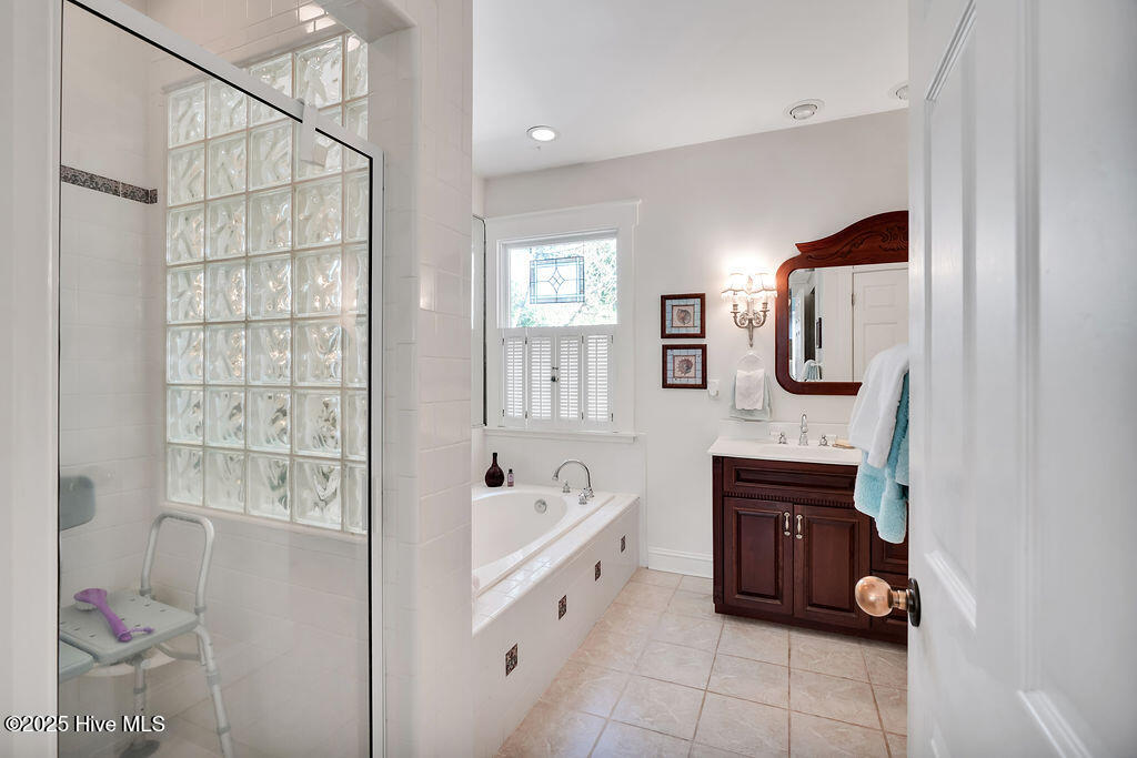 100533114 | Photo 19