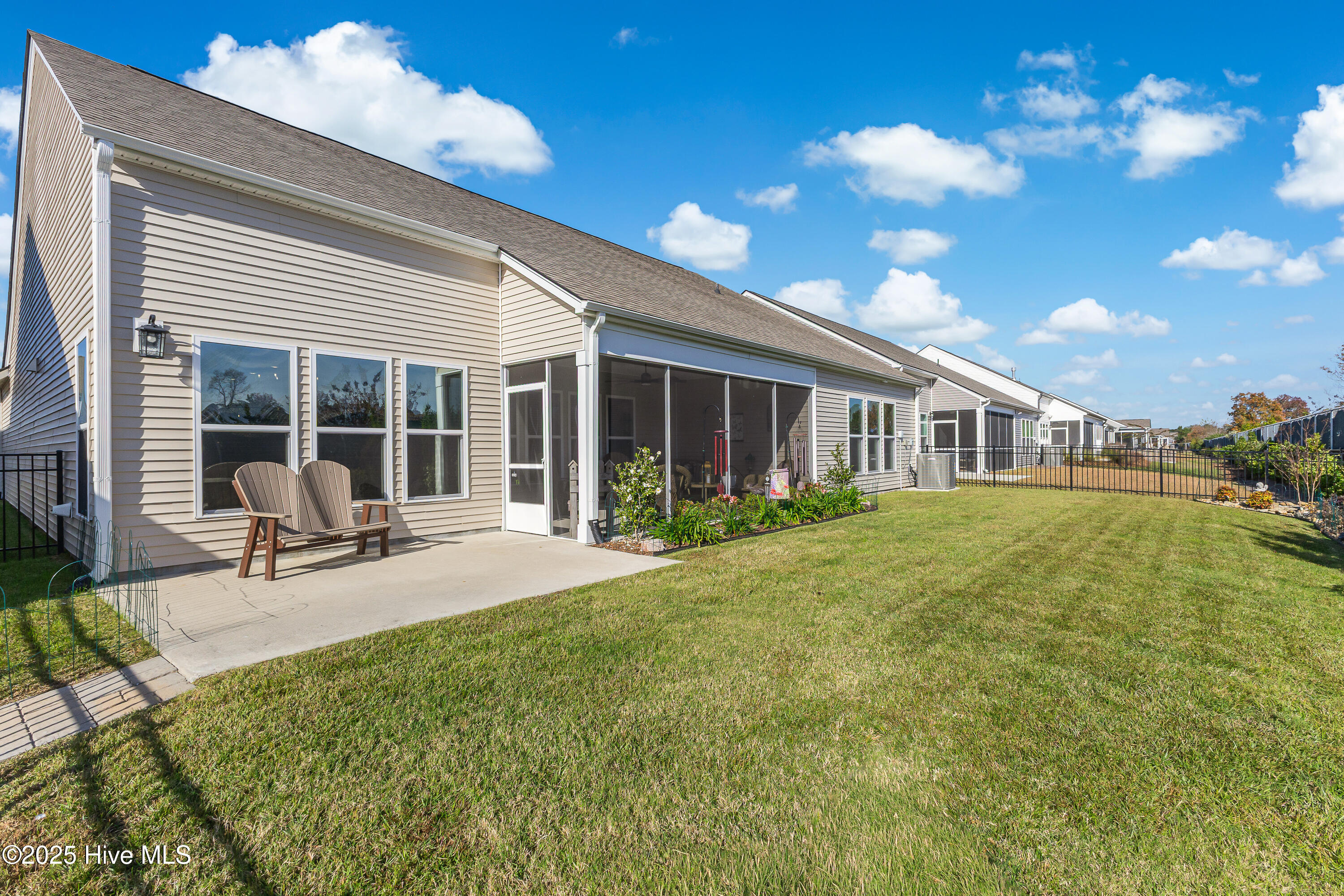 100544434 | Photo 35