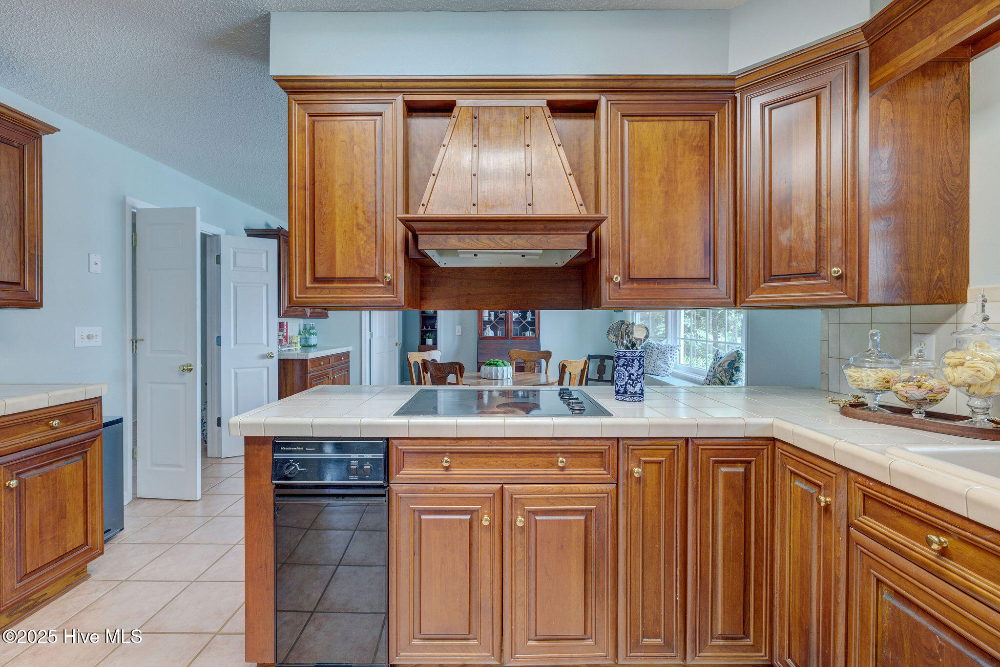 100519748 | Photo 35