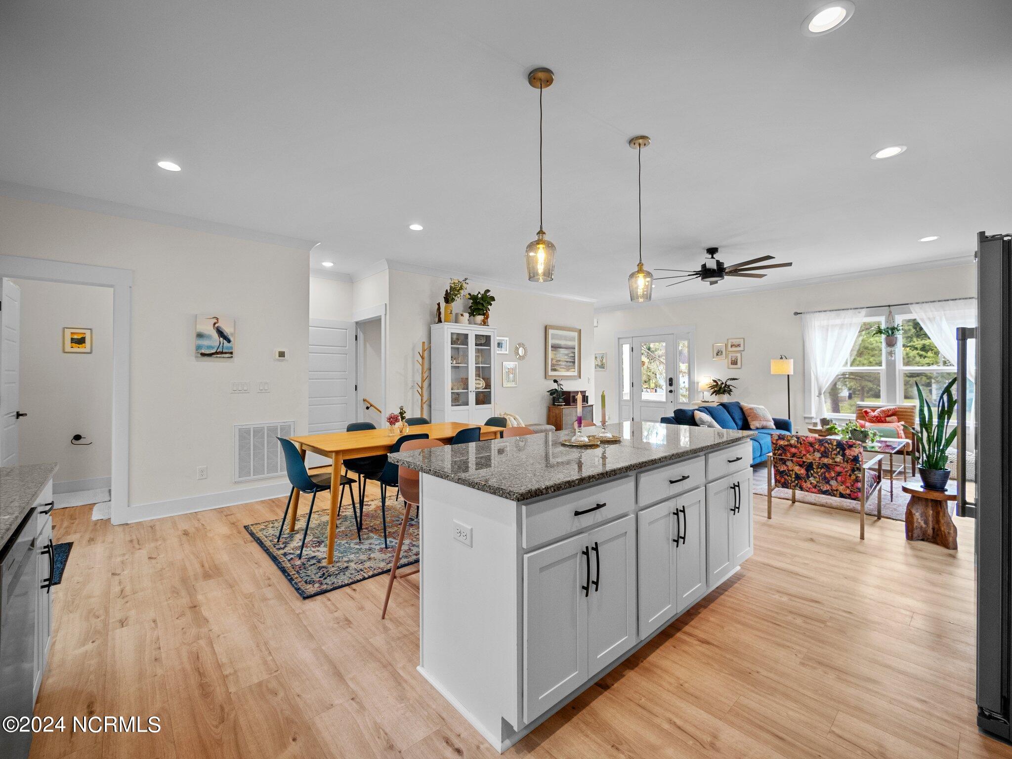 100560825 | Photo 17