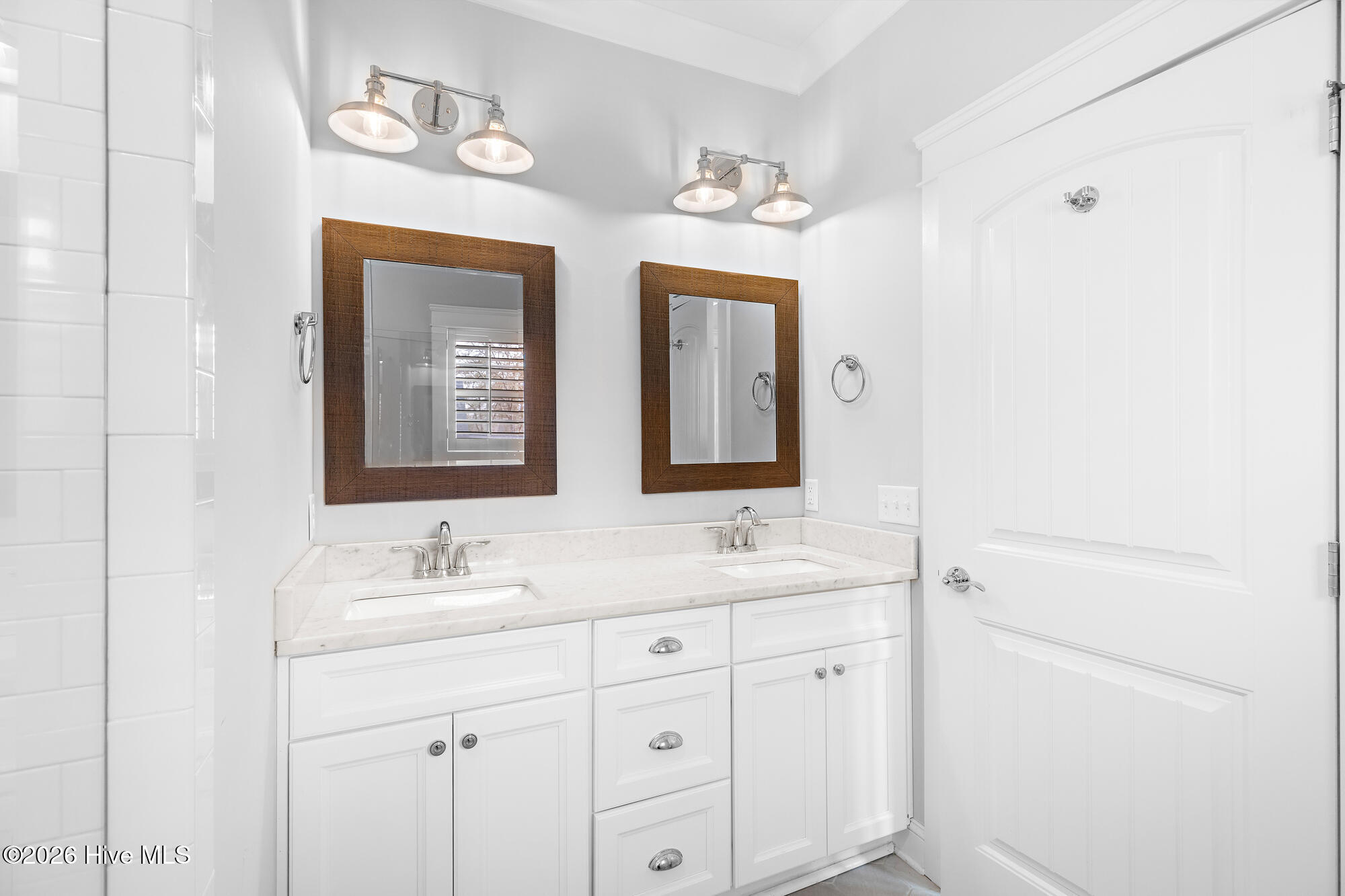 100568676 | Photo 16