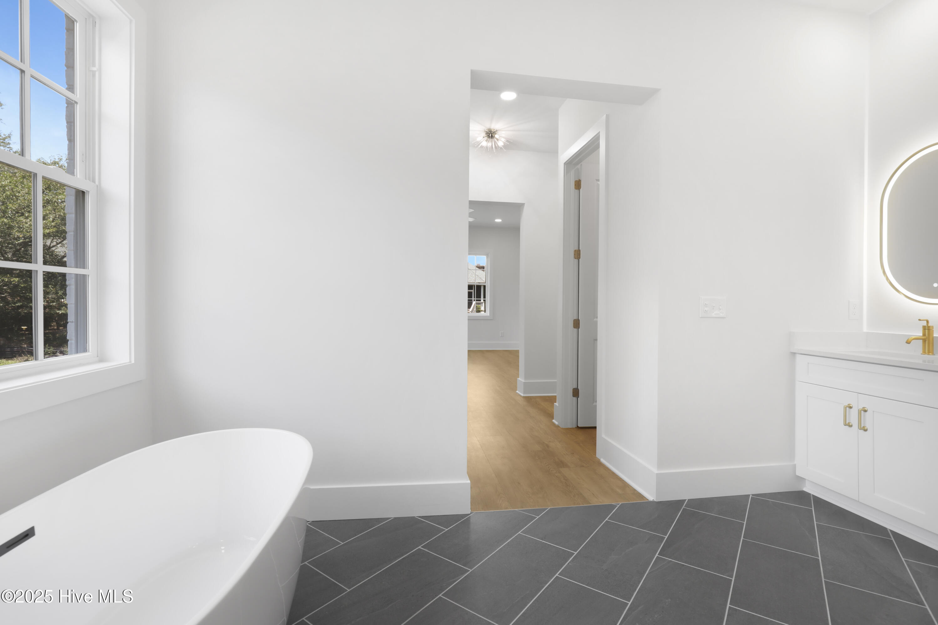 100556195 | Photo 16