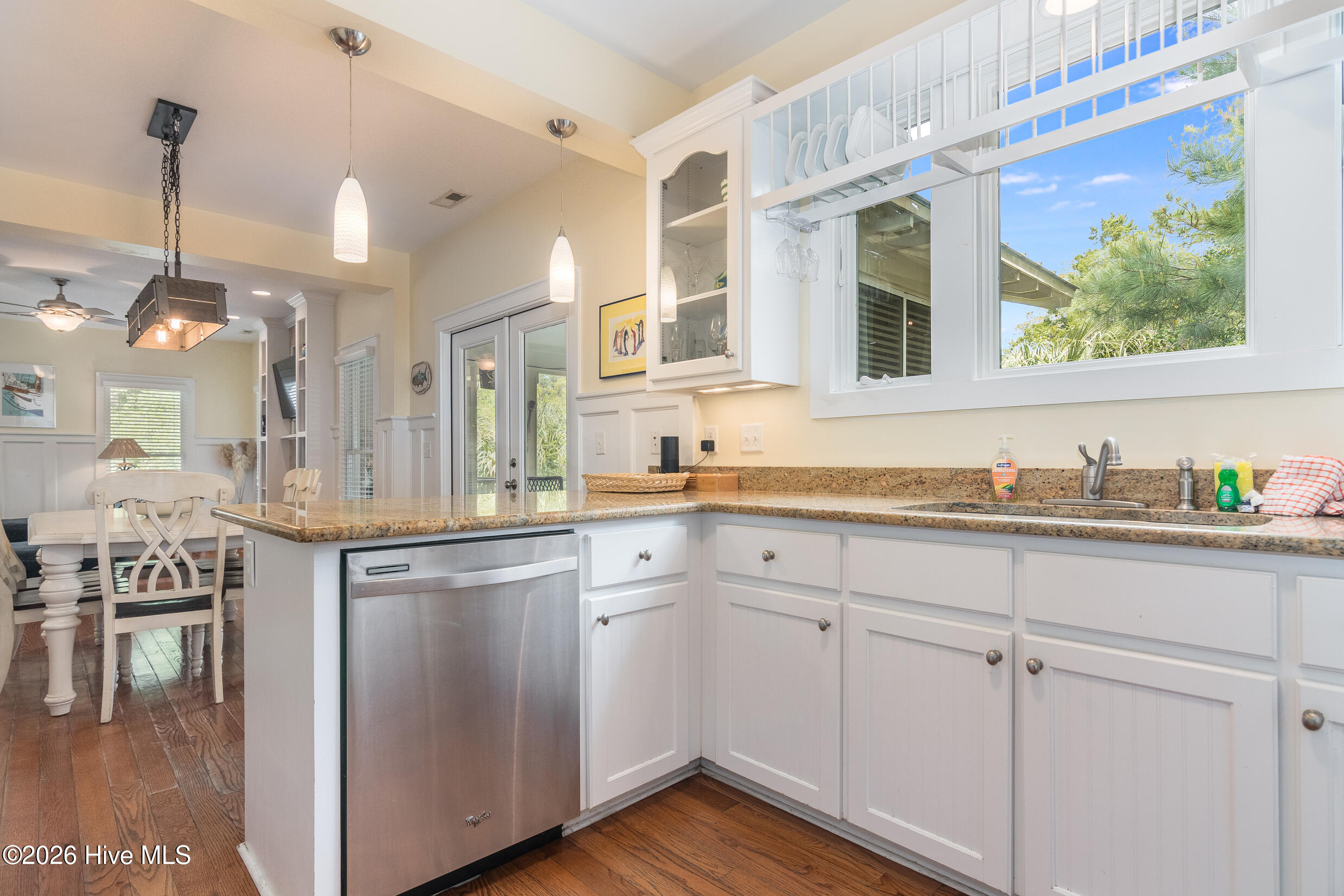 100570305 | Photo 13