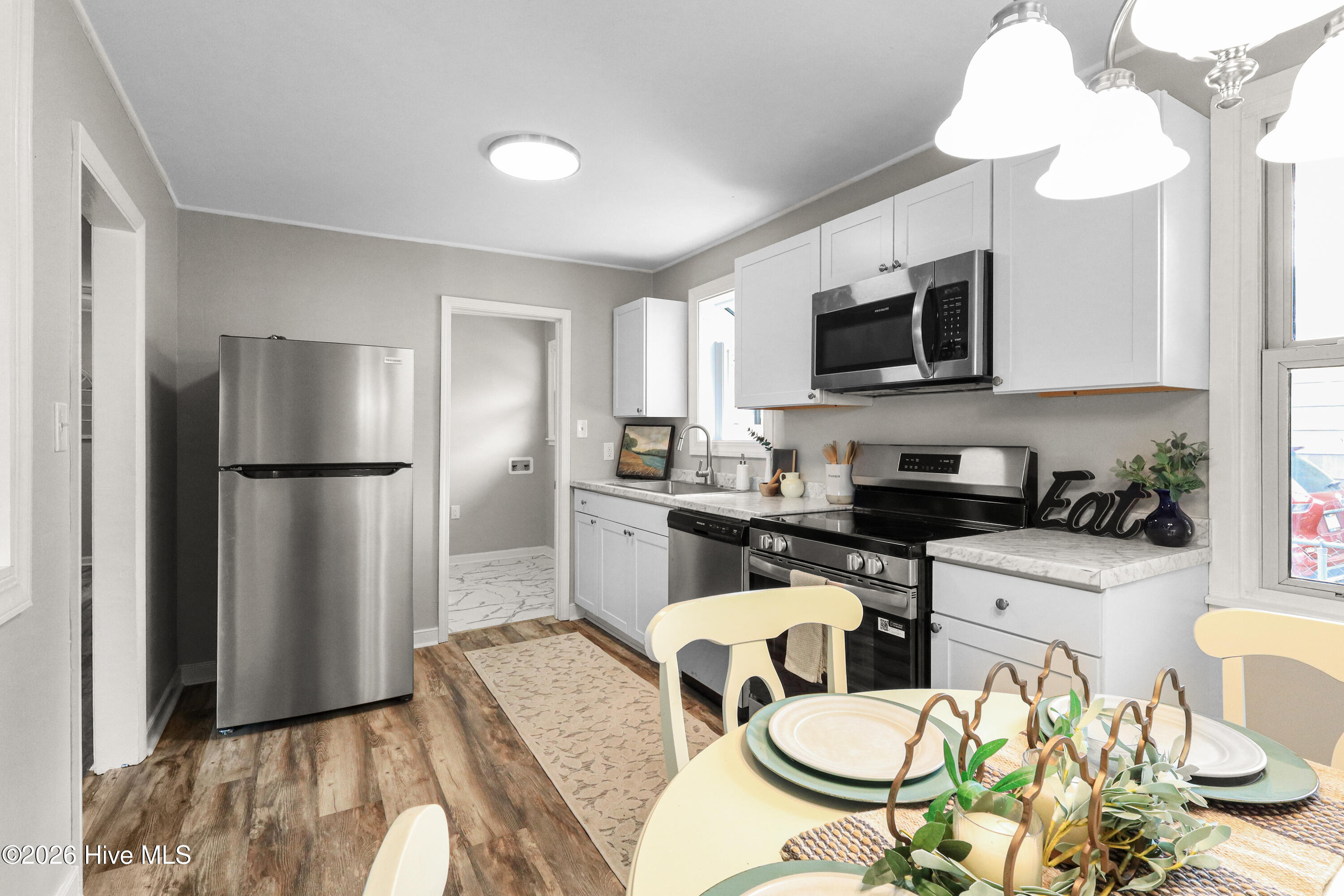 100560188 | Photo 11