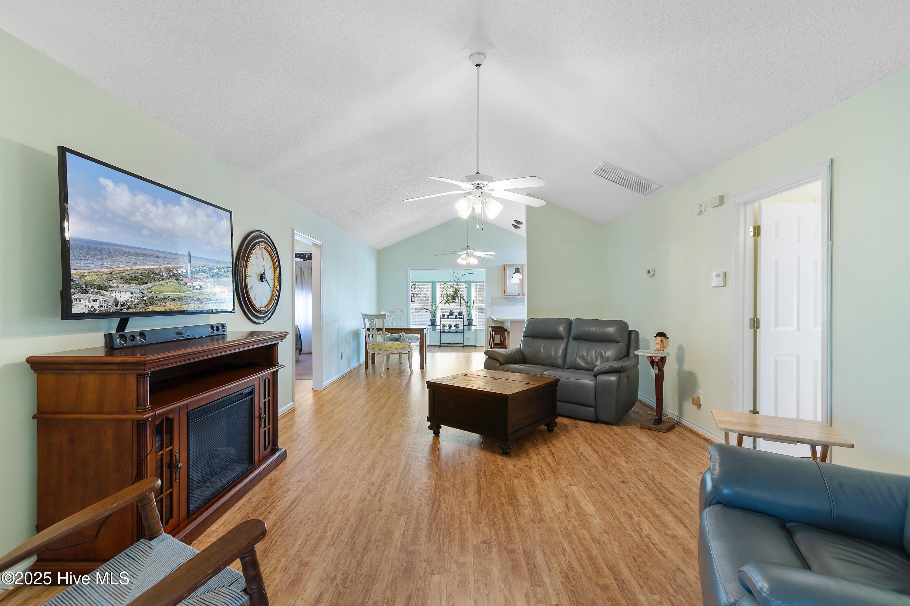 100542990 | Photo 18