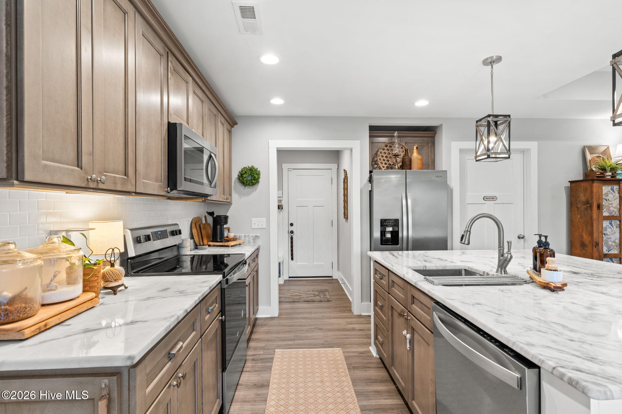 100557943 | Photo 14